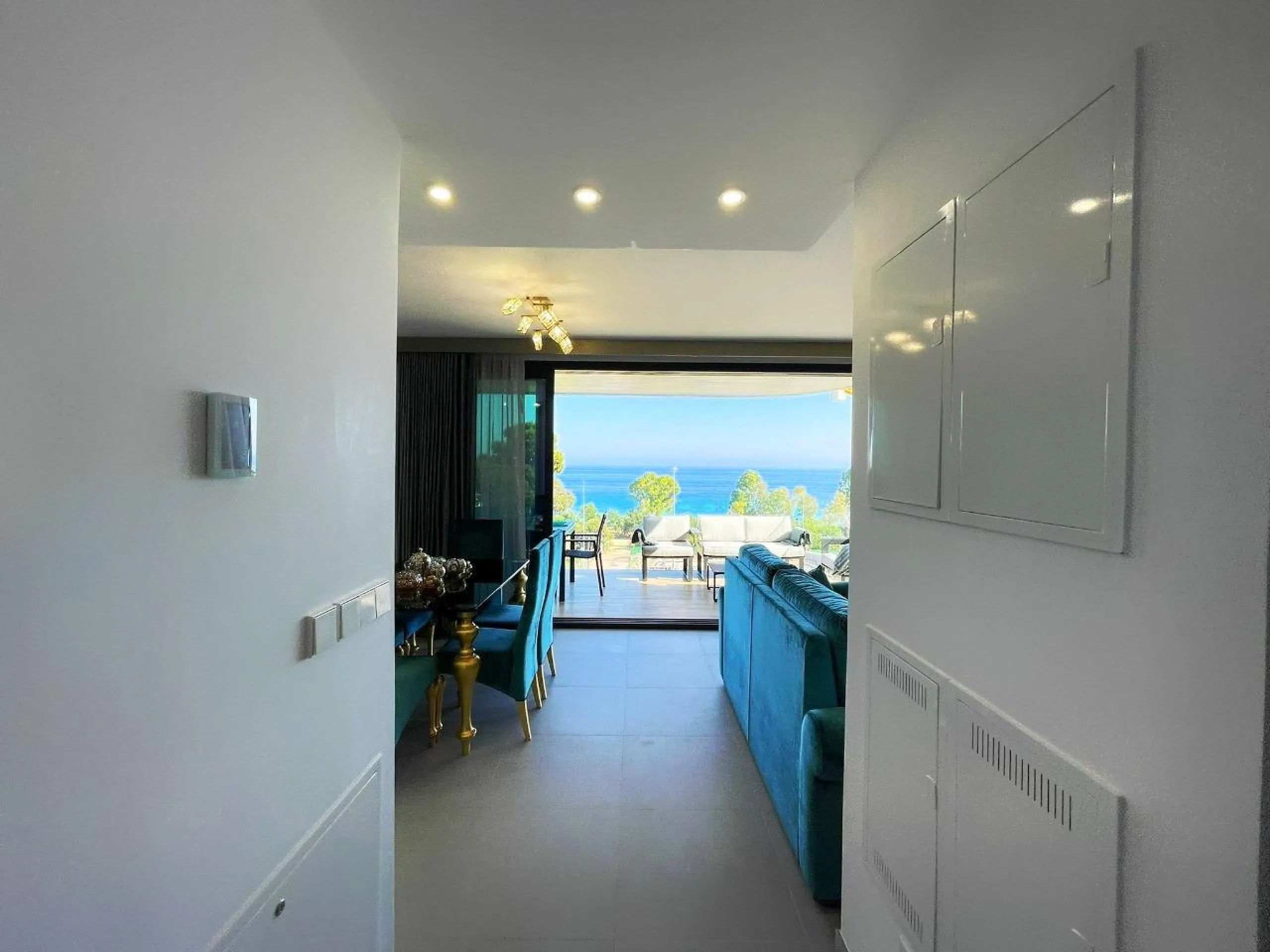 Modernos apartamentos nuevos en la orilla del mar Mediterráneo 🏖️