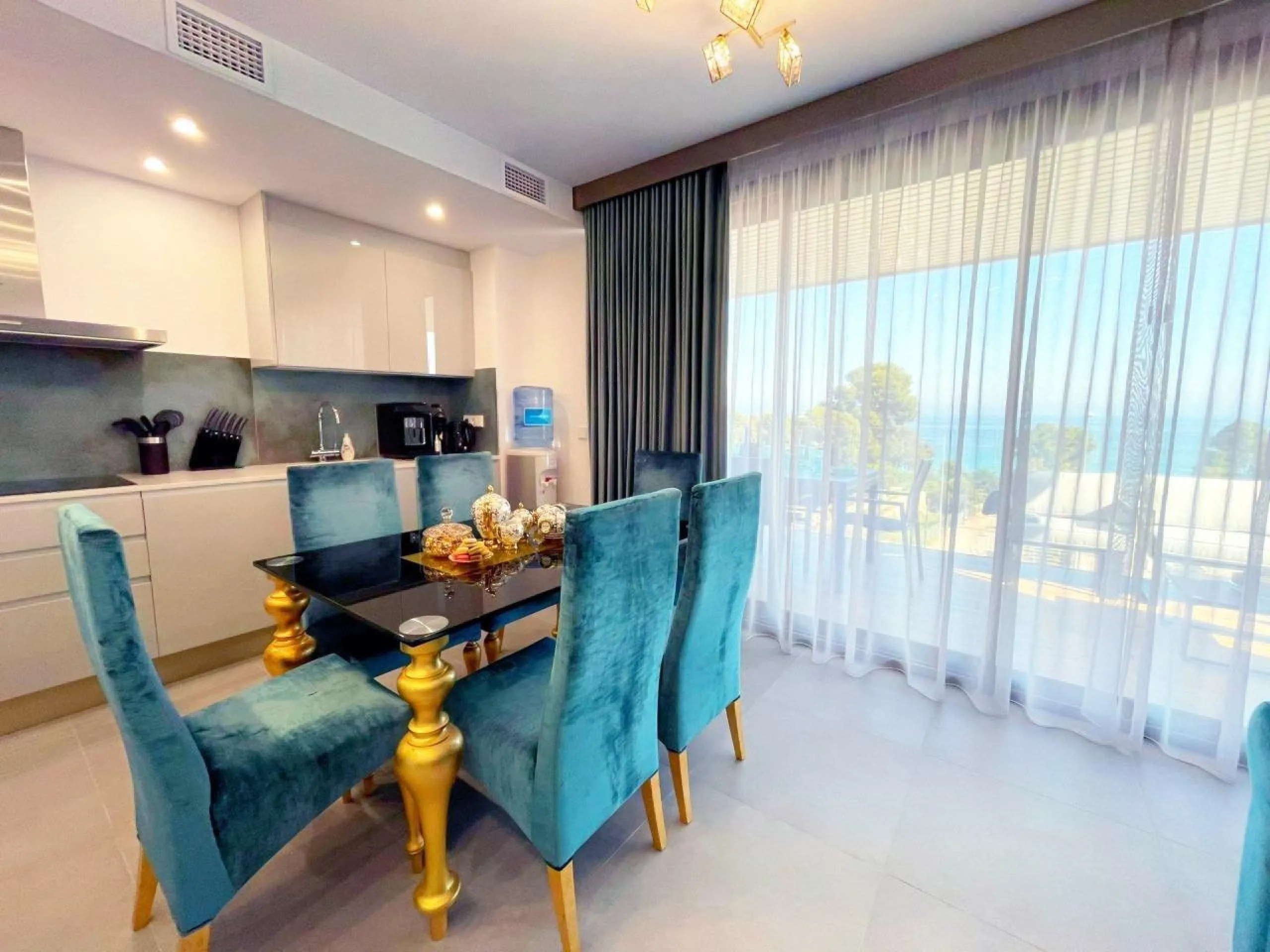Modernos apartamentos nuevos en la orilla del mar Mediterráneo 🏖️