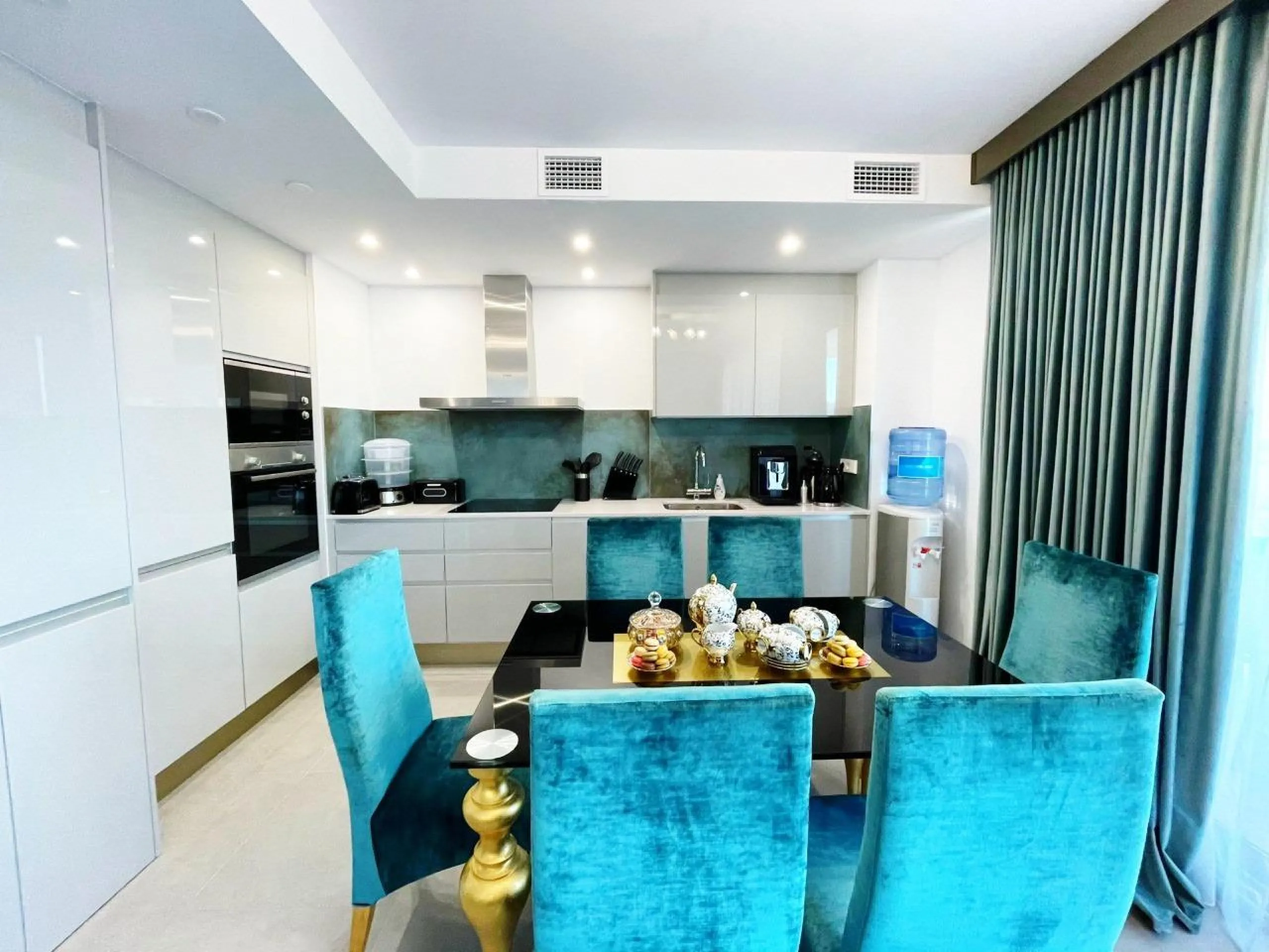 Modernos apartamentos nuevos en la orilla del mar Mediterráneo 🏖️