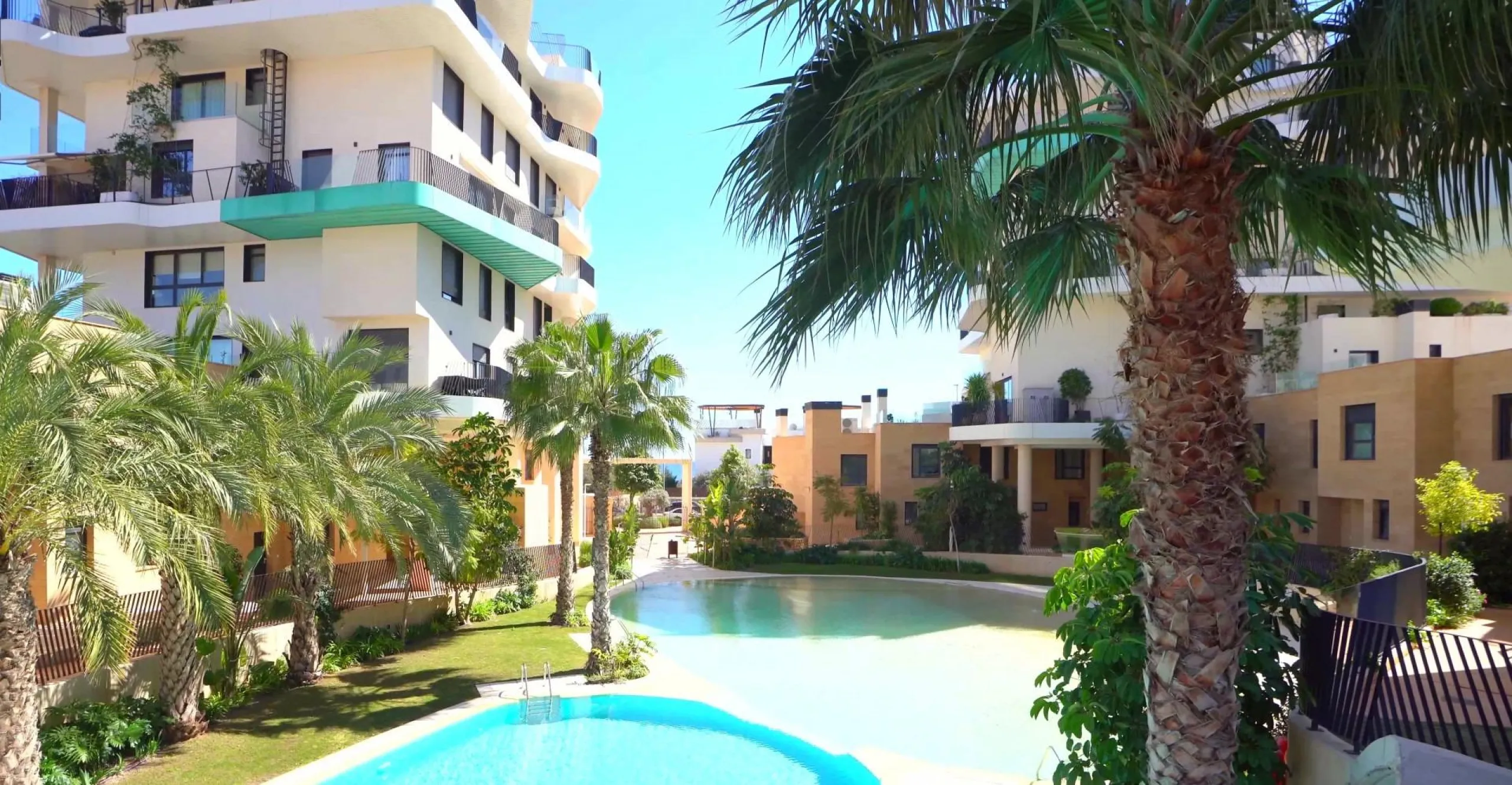 Modernos apartamentos nuevos en la orilla del mar Mediterráneo 🏖️
