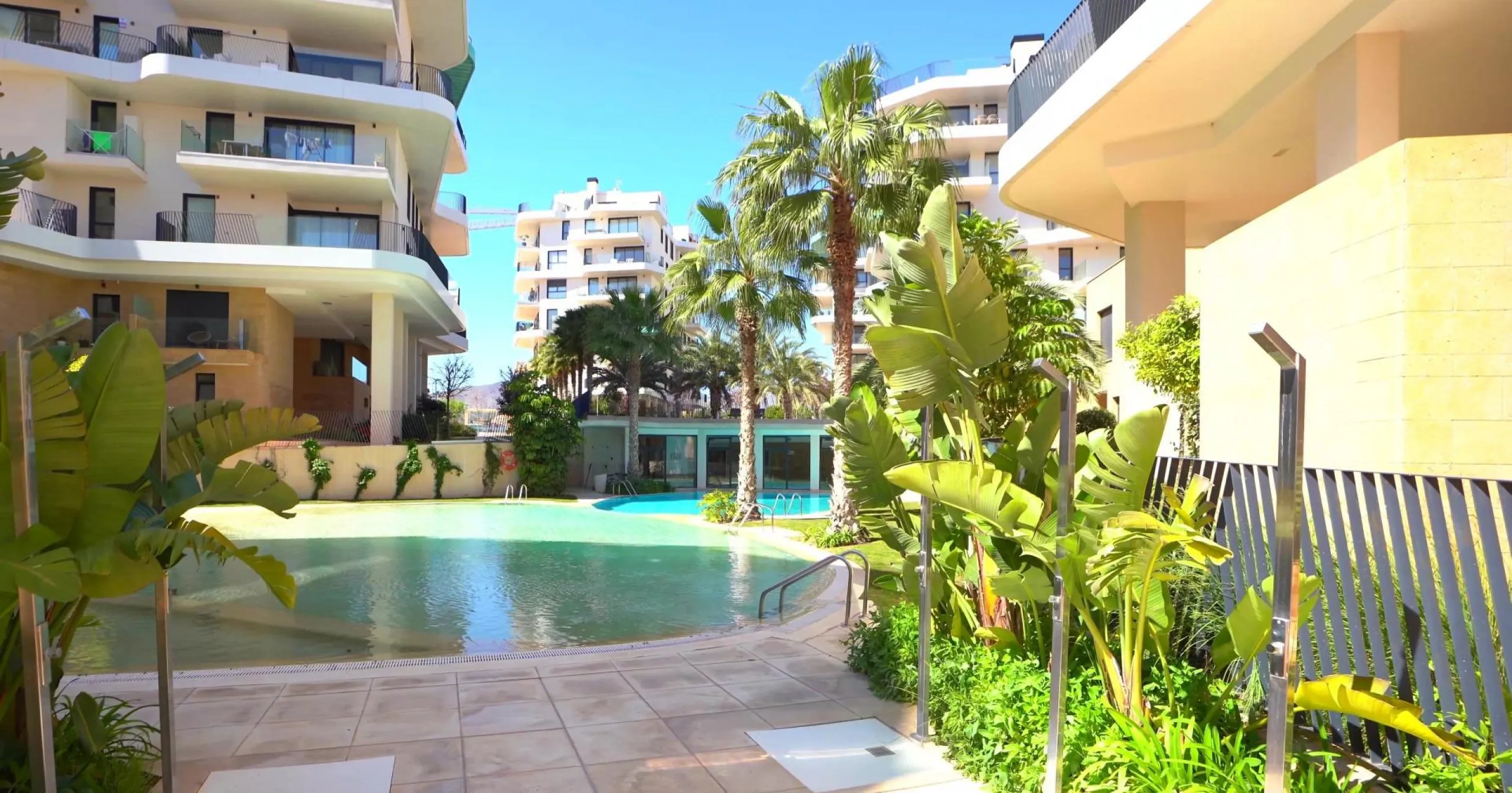Modernos apartamentos nuevos en la orilla del mar Mediterráneo 🏖️