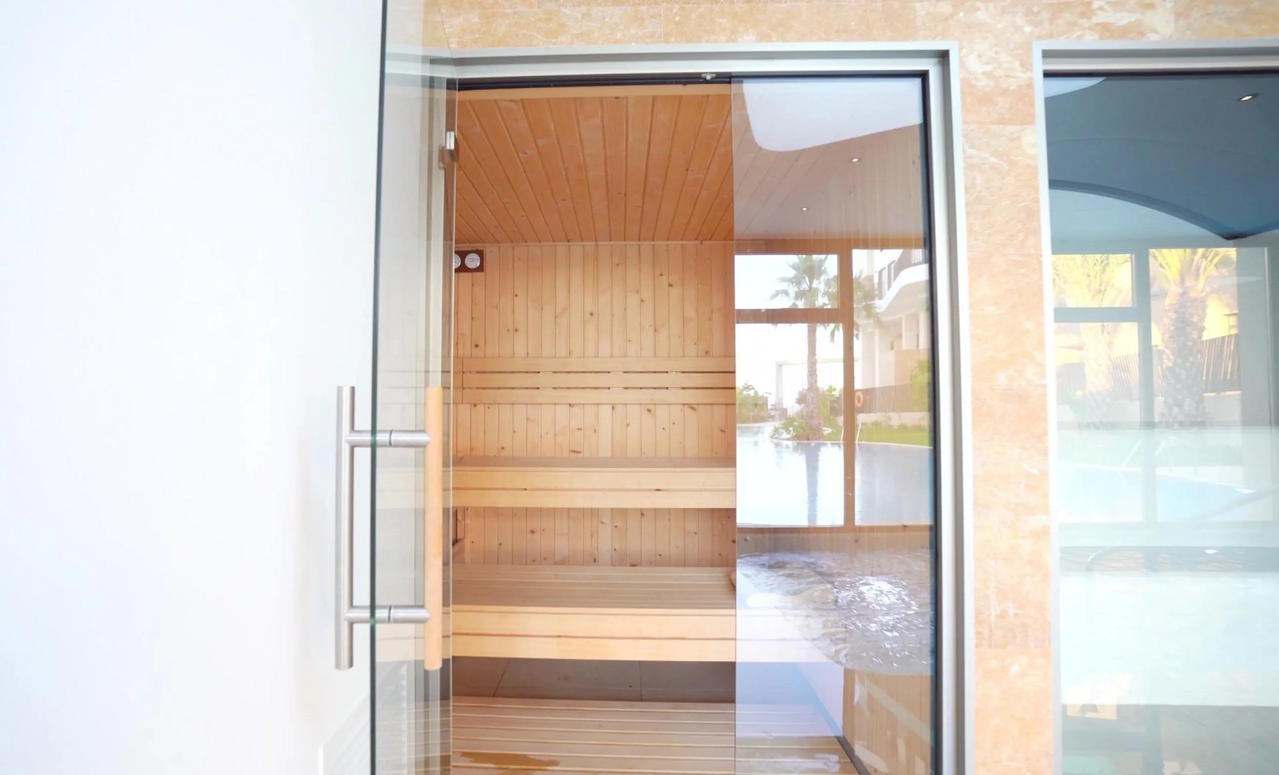 Modernos apartamentos nuevos en la orilla del mar Mediterráneo 🏖️