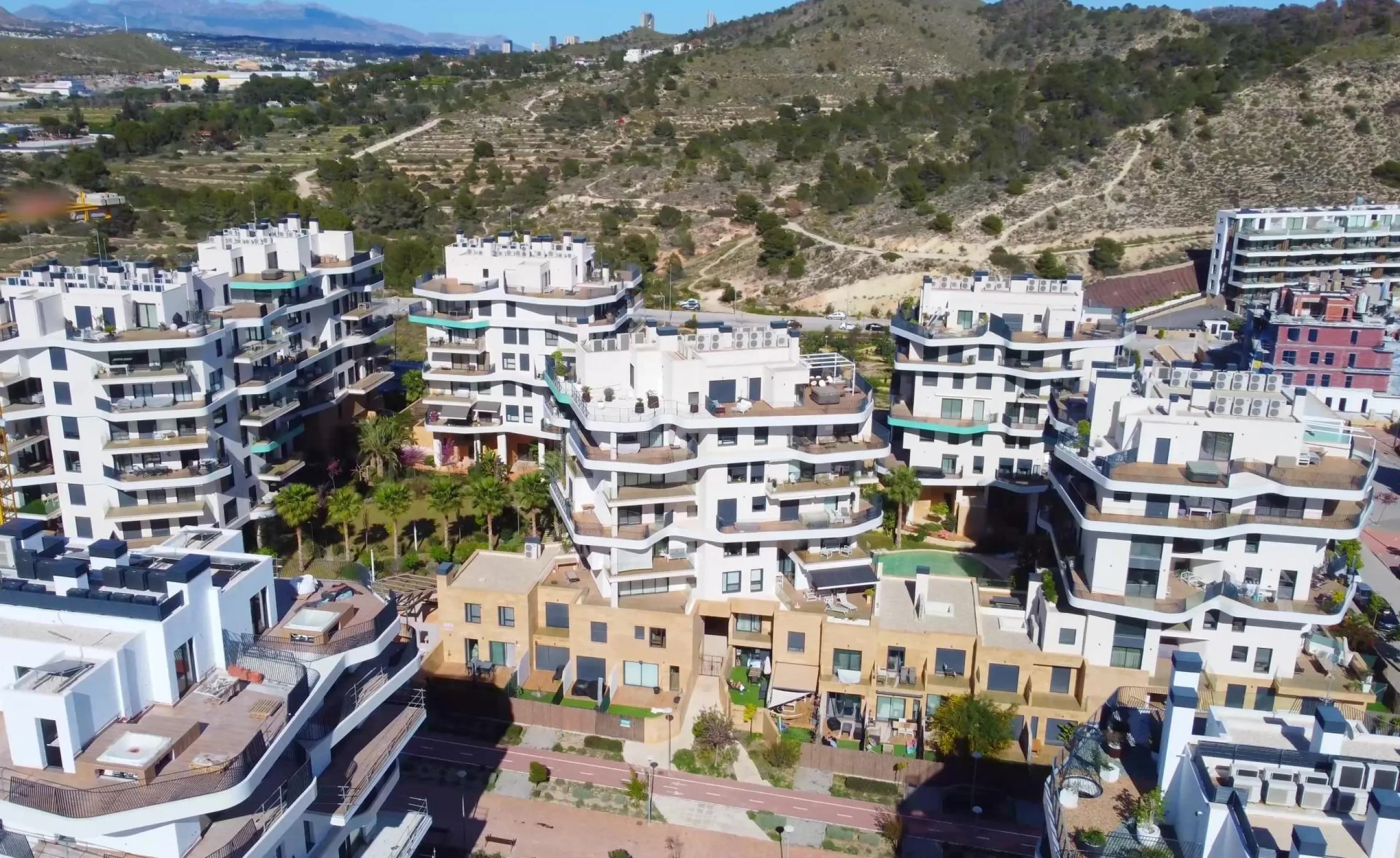 Modernos apartamentos nuevos en la orilla del mar Mediterráneo 🏖️