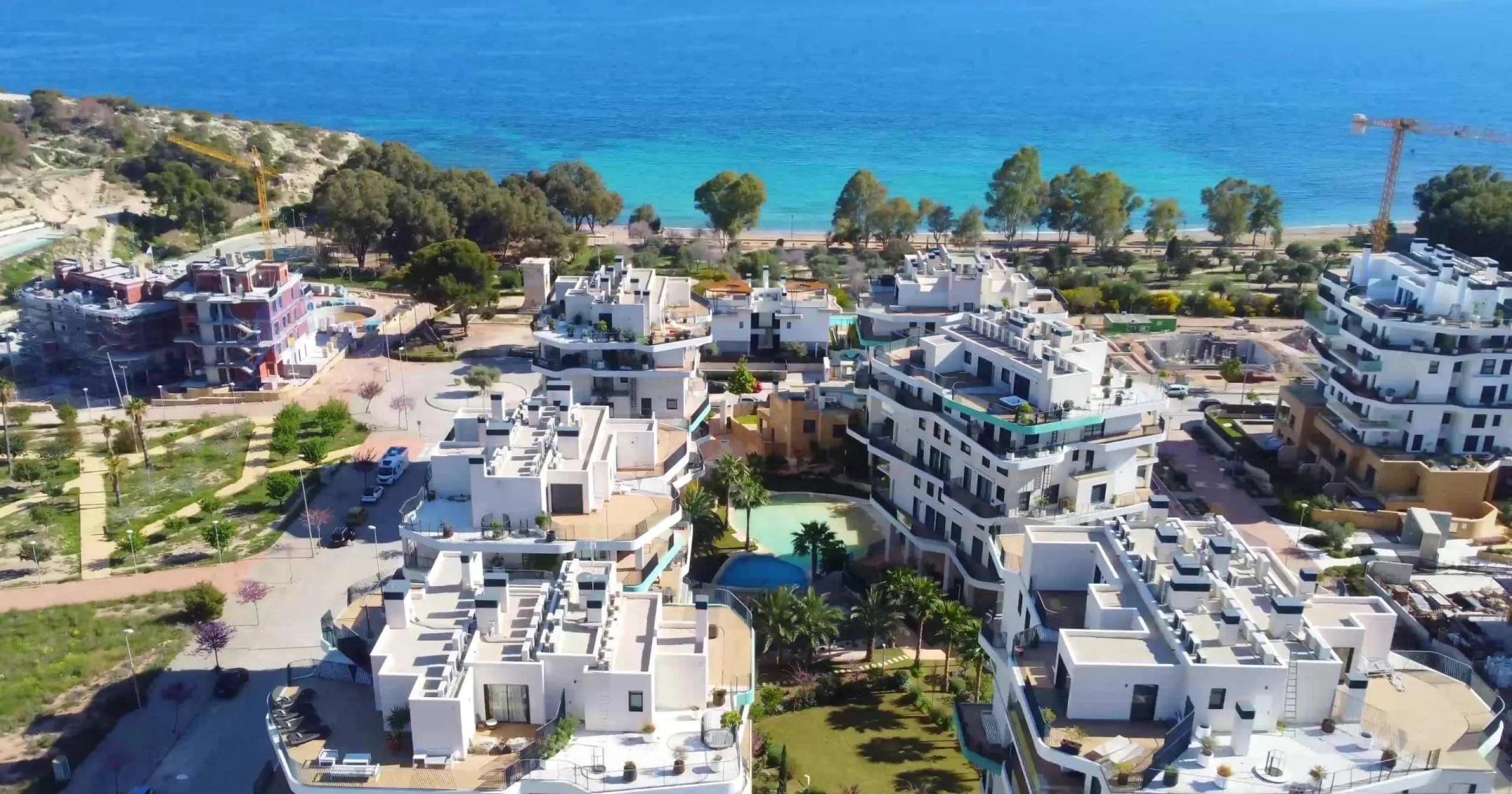 Modernos apartamentos nuevos en la orilla del mar Mediterráneo 🏖️