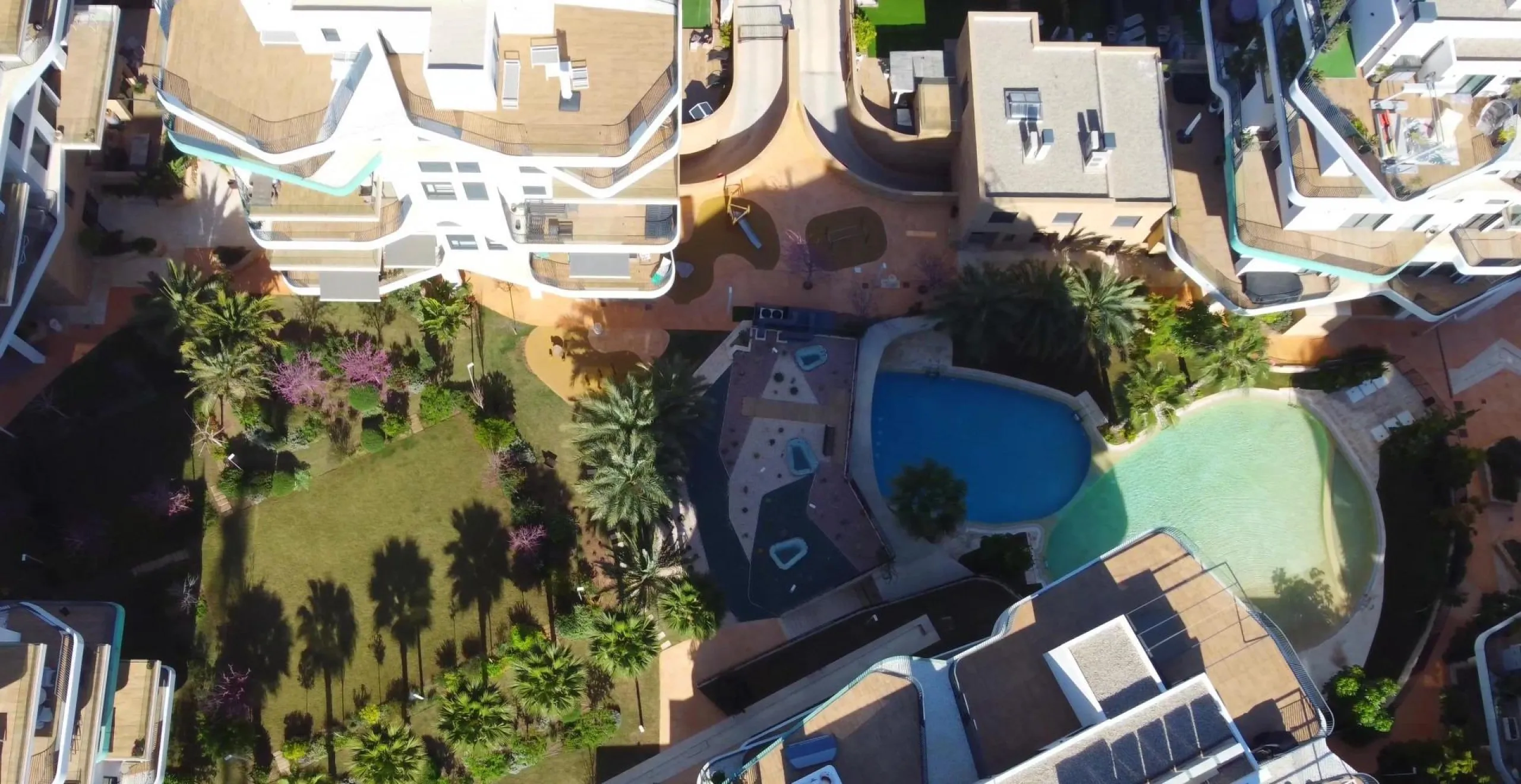 Modernos apartamentos nuevos en la orilla del mar Mediterráneo 🏖️