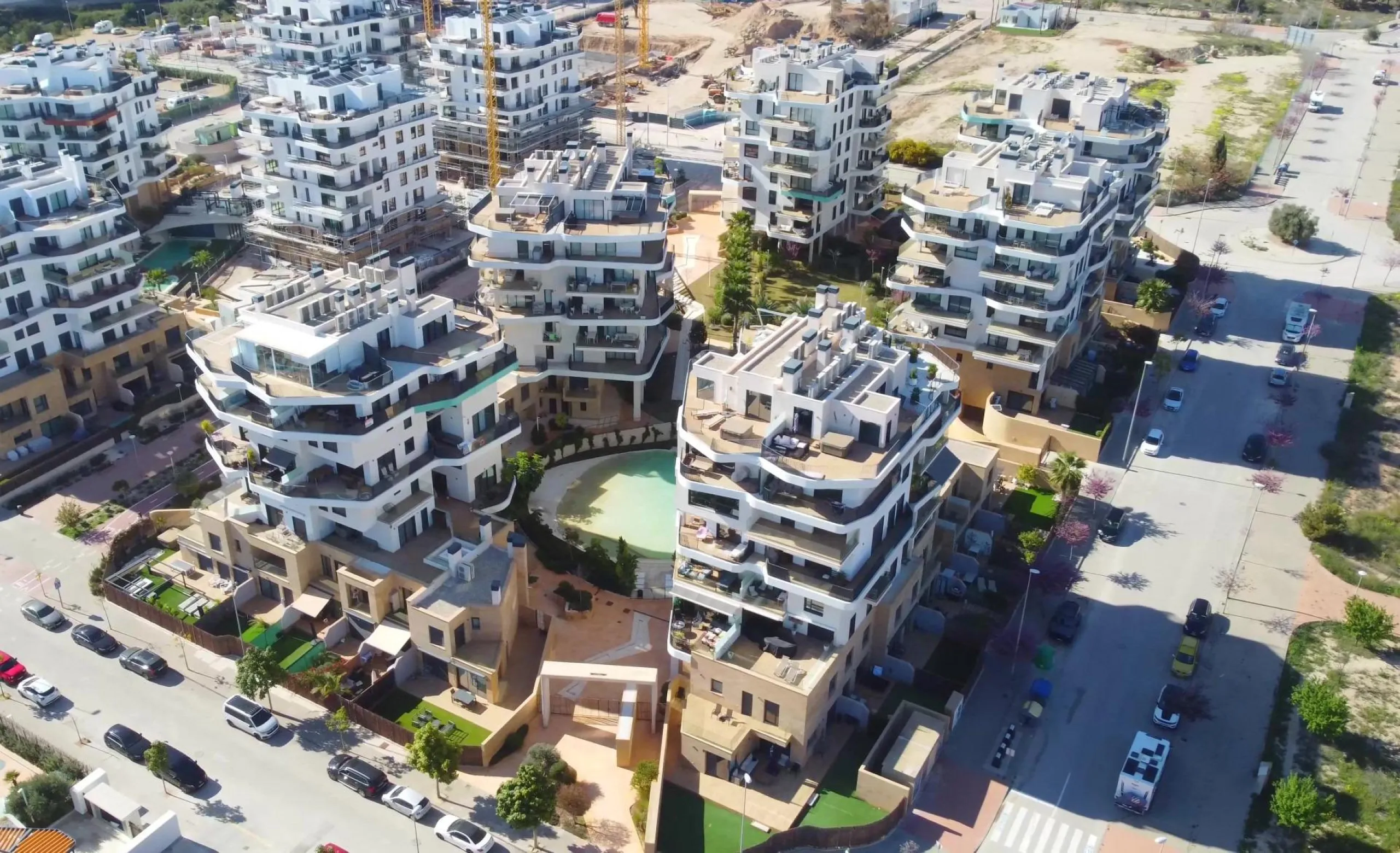 Modernos apartamentos nuevos en la orilla del mar Mediterráneo 🏖️