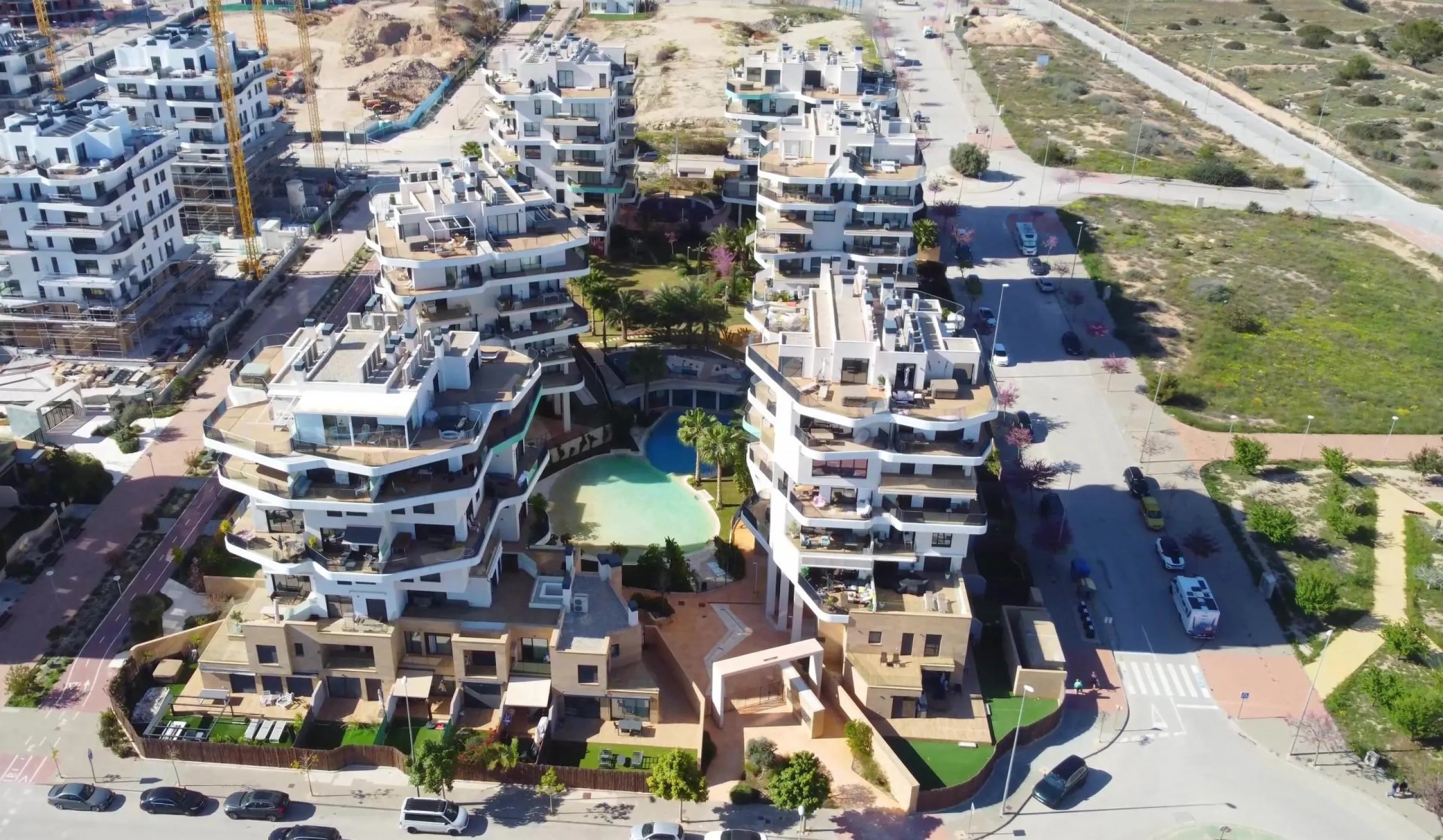 Modernos apartamentos nuevos en la orilla del mar Mediterráneo 🏖️