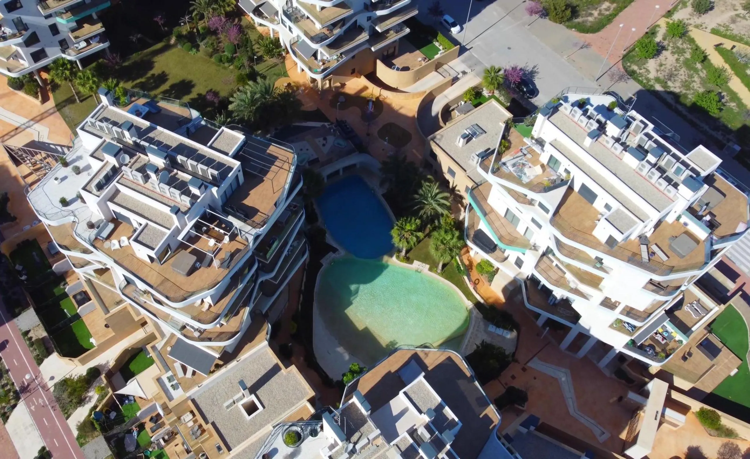Modernos apartamentos nuevos en la orilla del mar Mediterráneo 🏖️