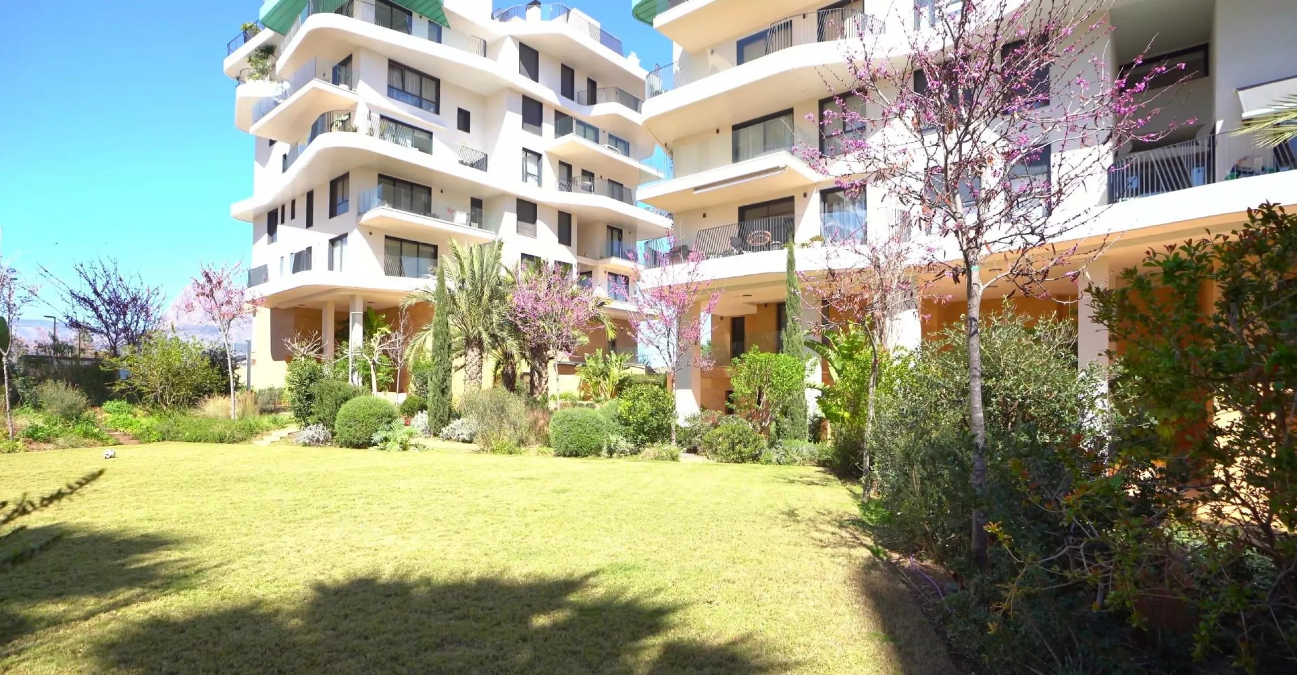 Modernos apartamentos nuevos en la orilla del mar Mediterráneo 🏖️
