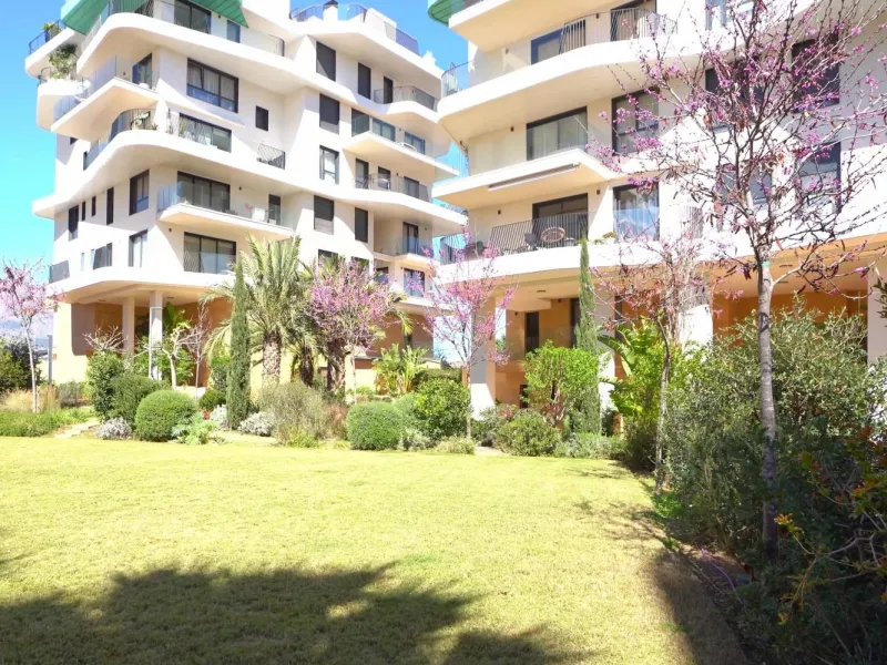 Modernos apartamentos nuevos en la orilla del mar Mediterráneo 🏖️