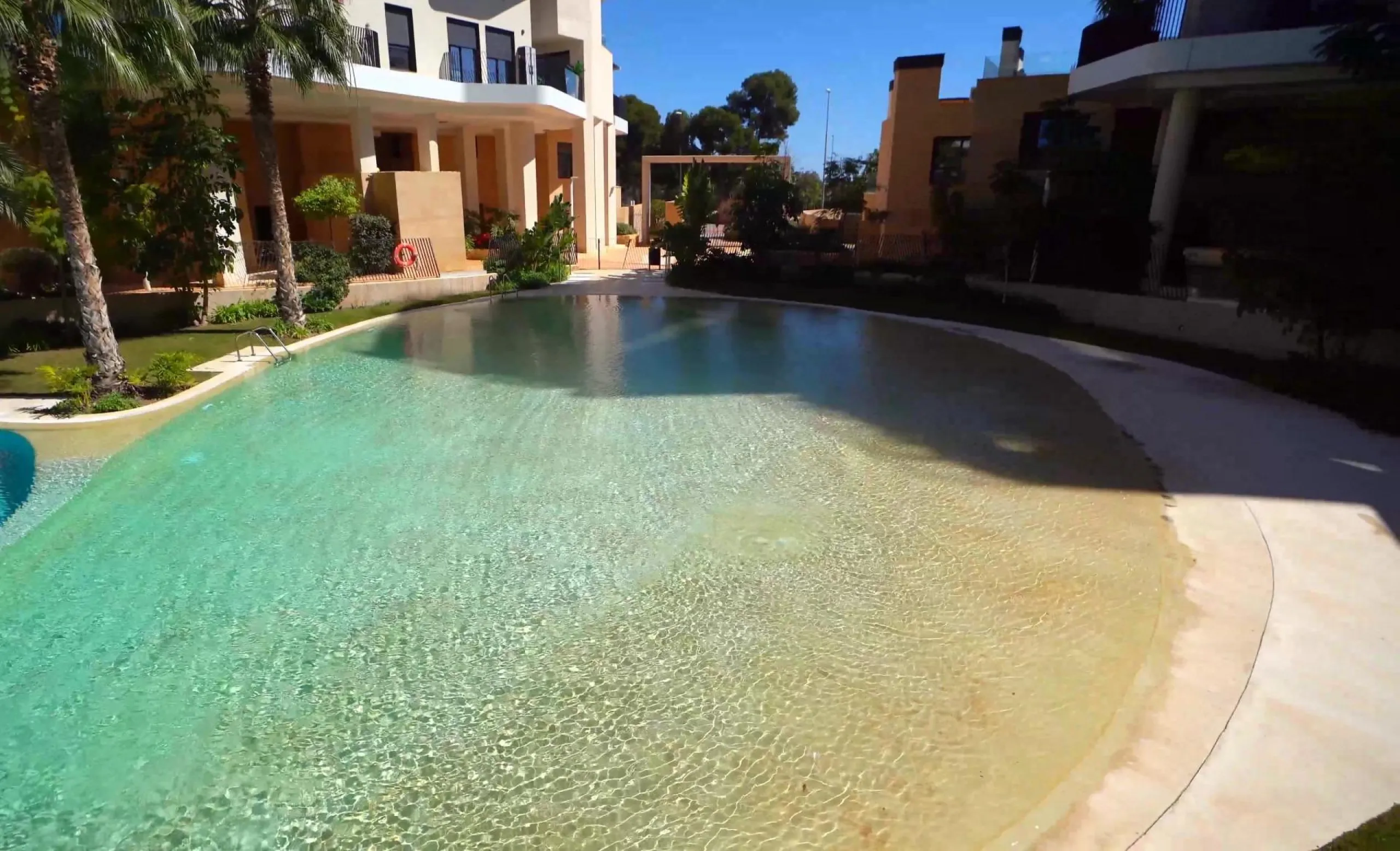 Modernos apartamentos nuevos en la orilla del mar Mediterráneo 🏖️