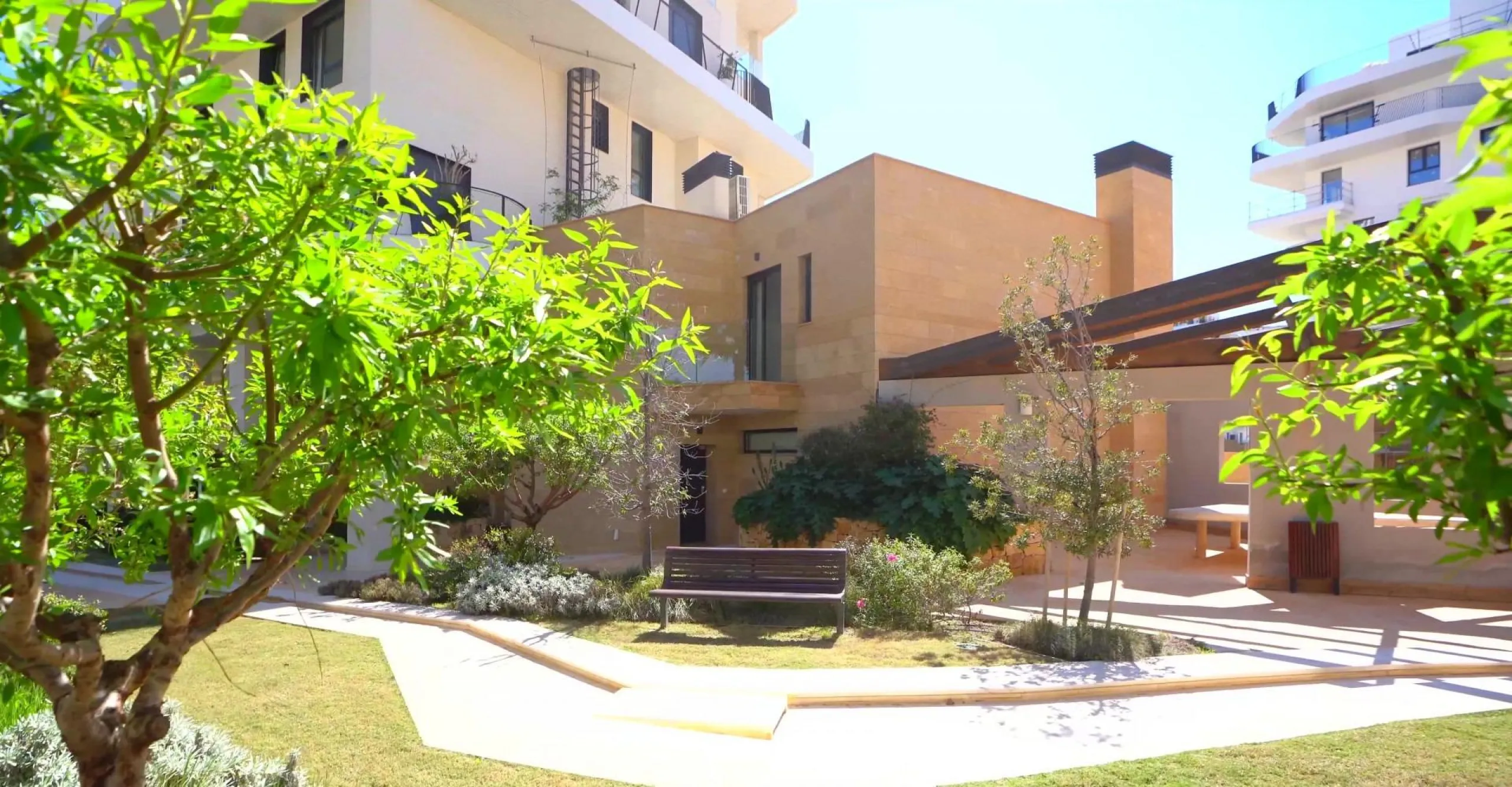 Modernos apartamentos nuevos en la orilla del mar Mediterráneo 🏖️