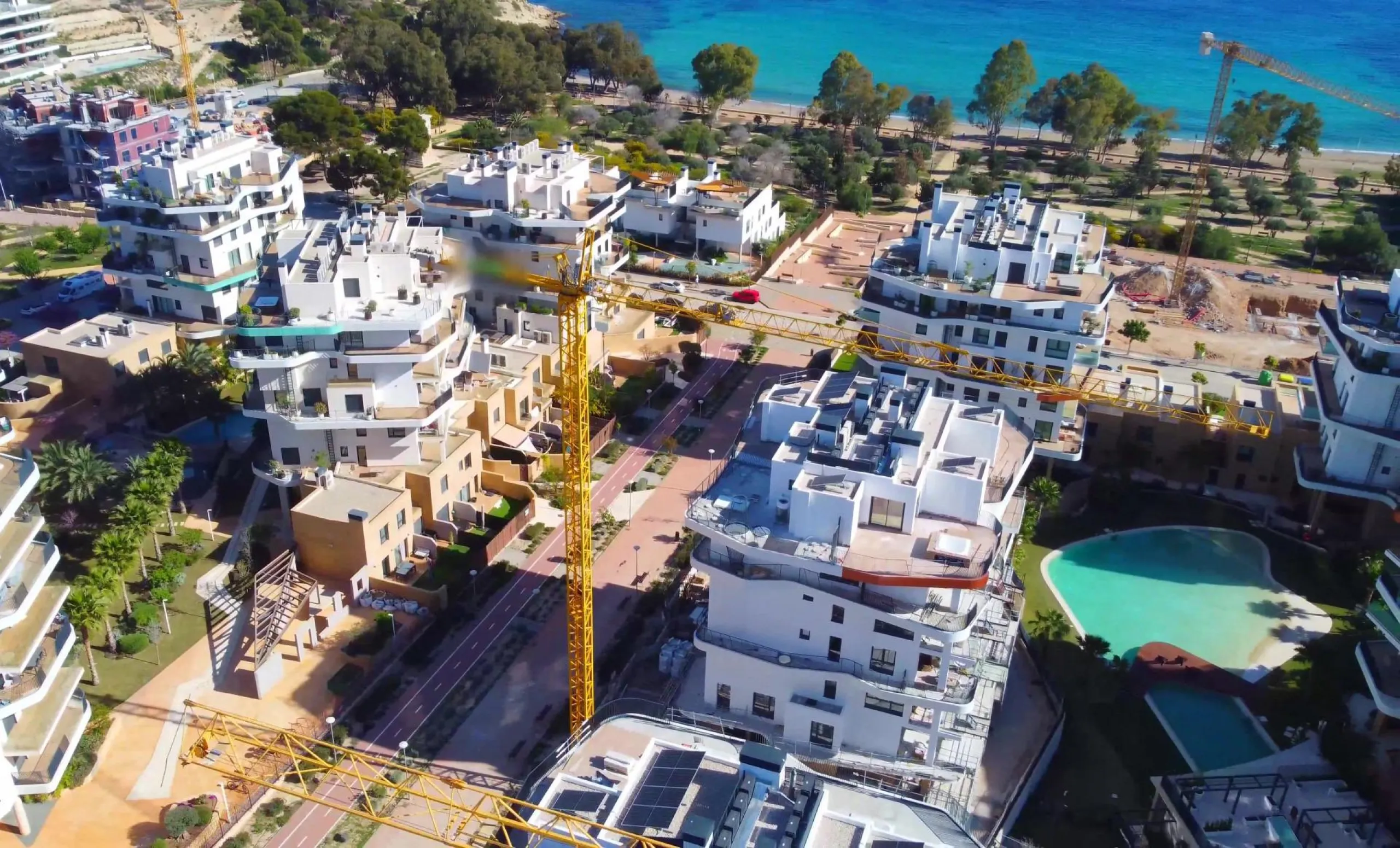 Modernos apartamentos nuevos en la orilla del mar Mediterráneo 🏖️