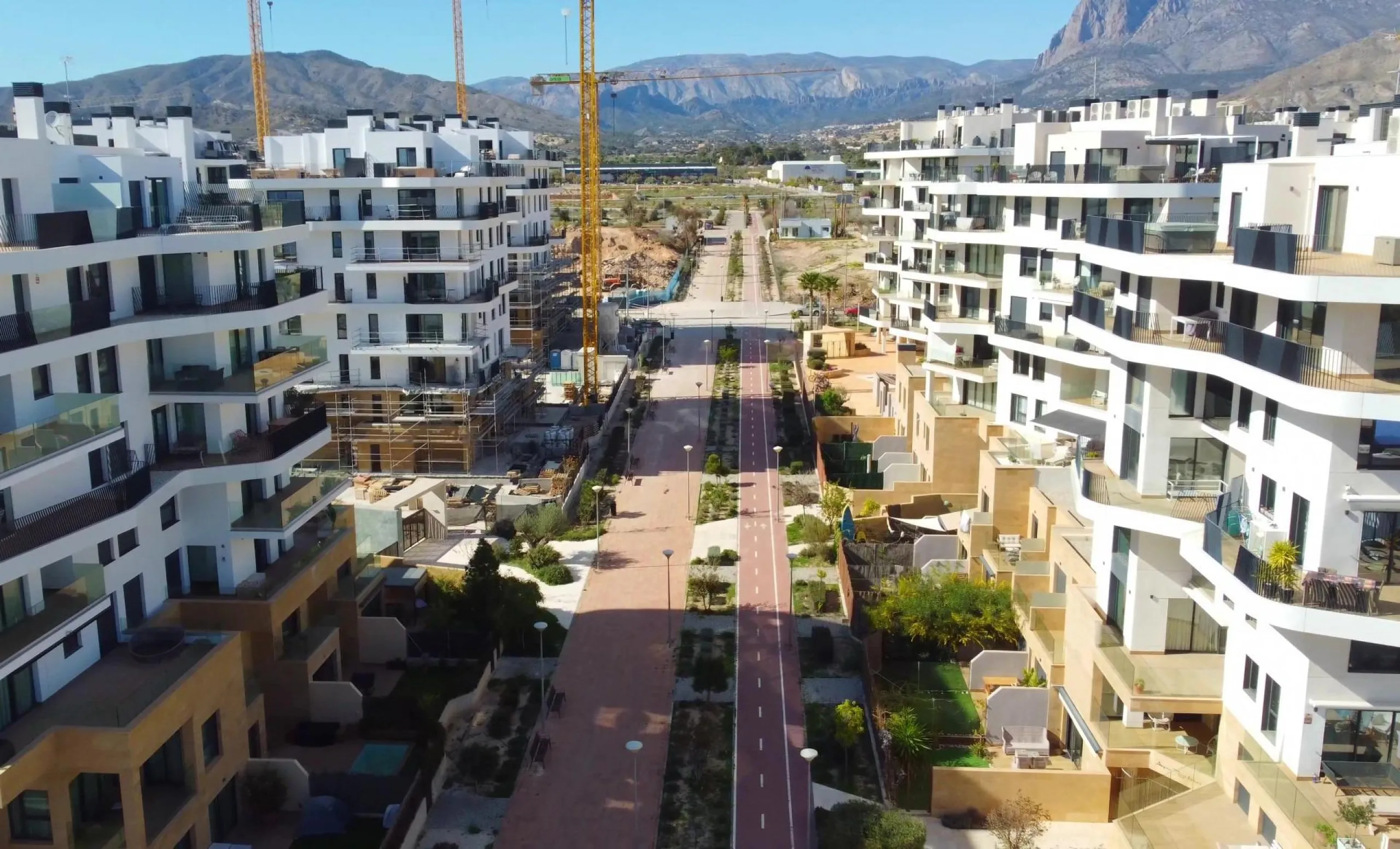 Modernos apartamentos nuevos en la orilla del mar Mediterráneo 🏖️