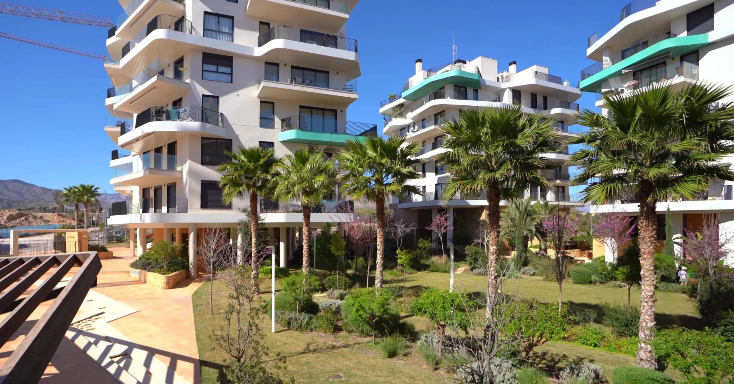 Modernos apartamentos nuevos en la orilla del mar Mediterráneo 🏖️