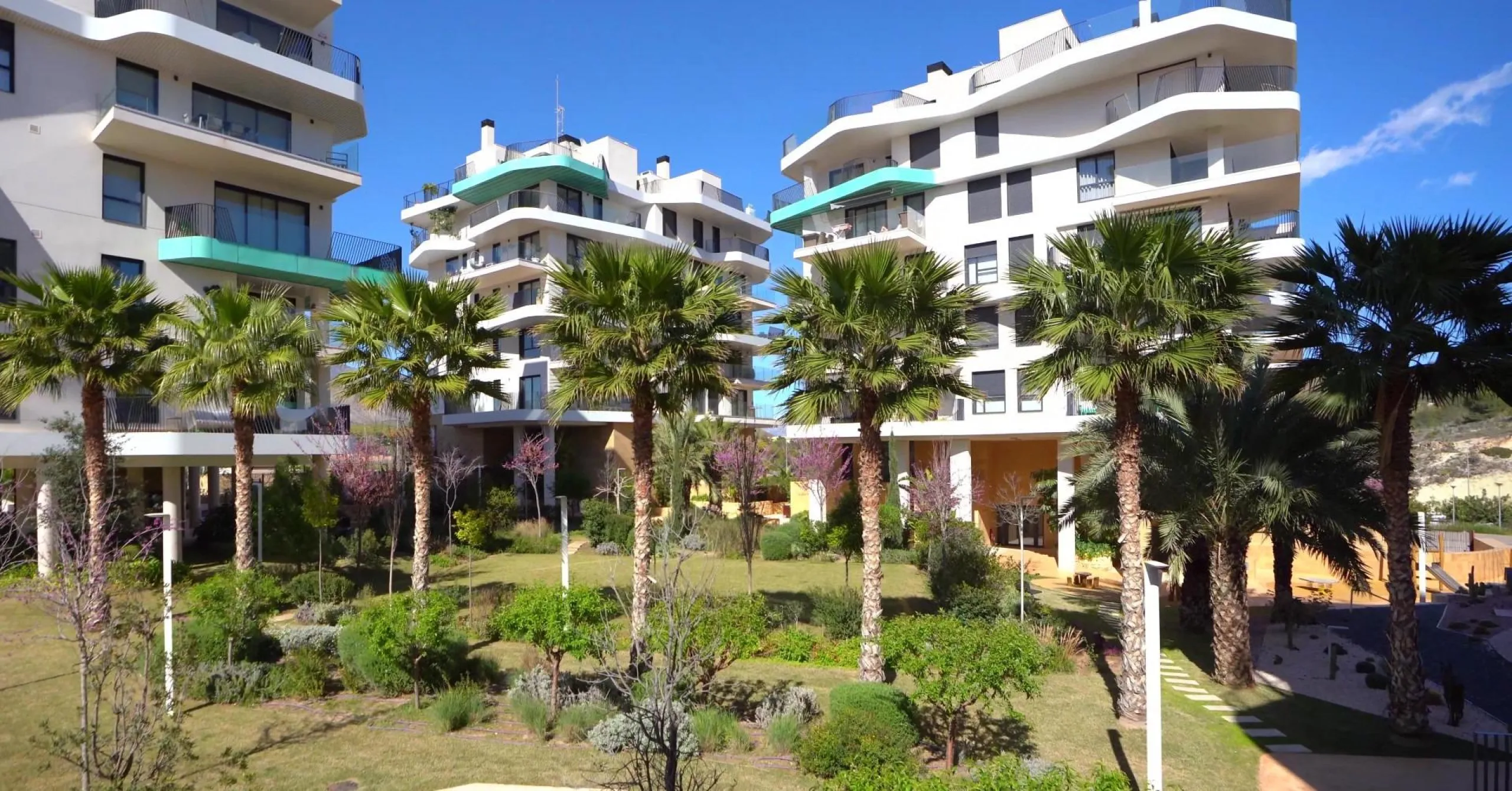 Modernos apartamentos nuevos en la orilla del mar Mediterráneo 🏖️