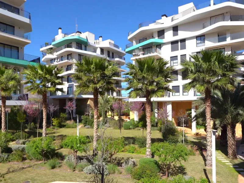 Modernos apartamentos nuevos en la orilla del mar Mediterráneo 🏖️