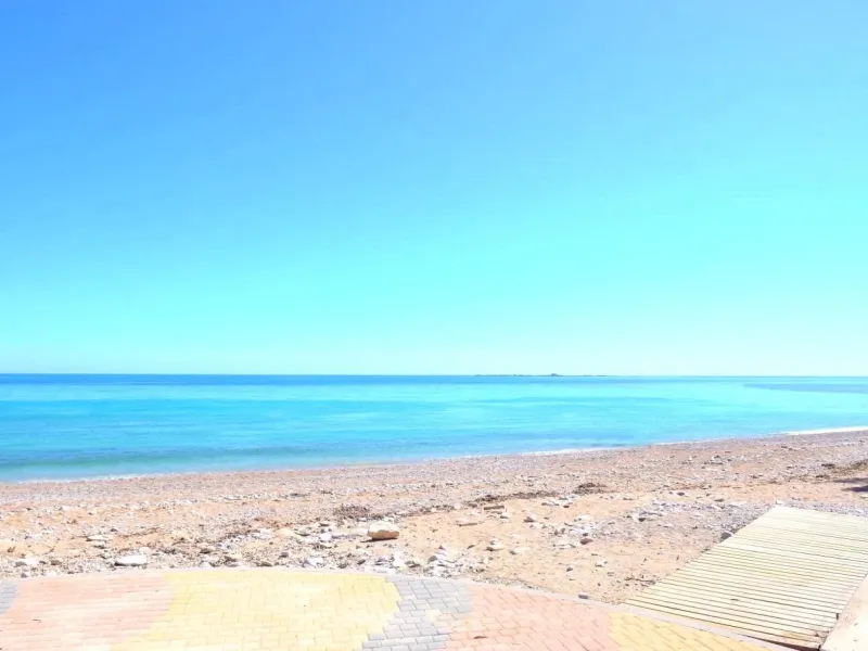 Modernos apartamentos nuevos en la orilla del mar Mediterráneo 🏖️
