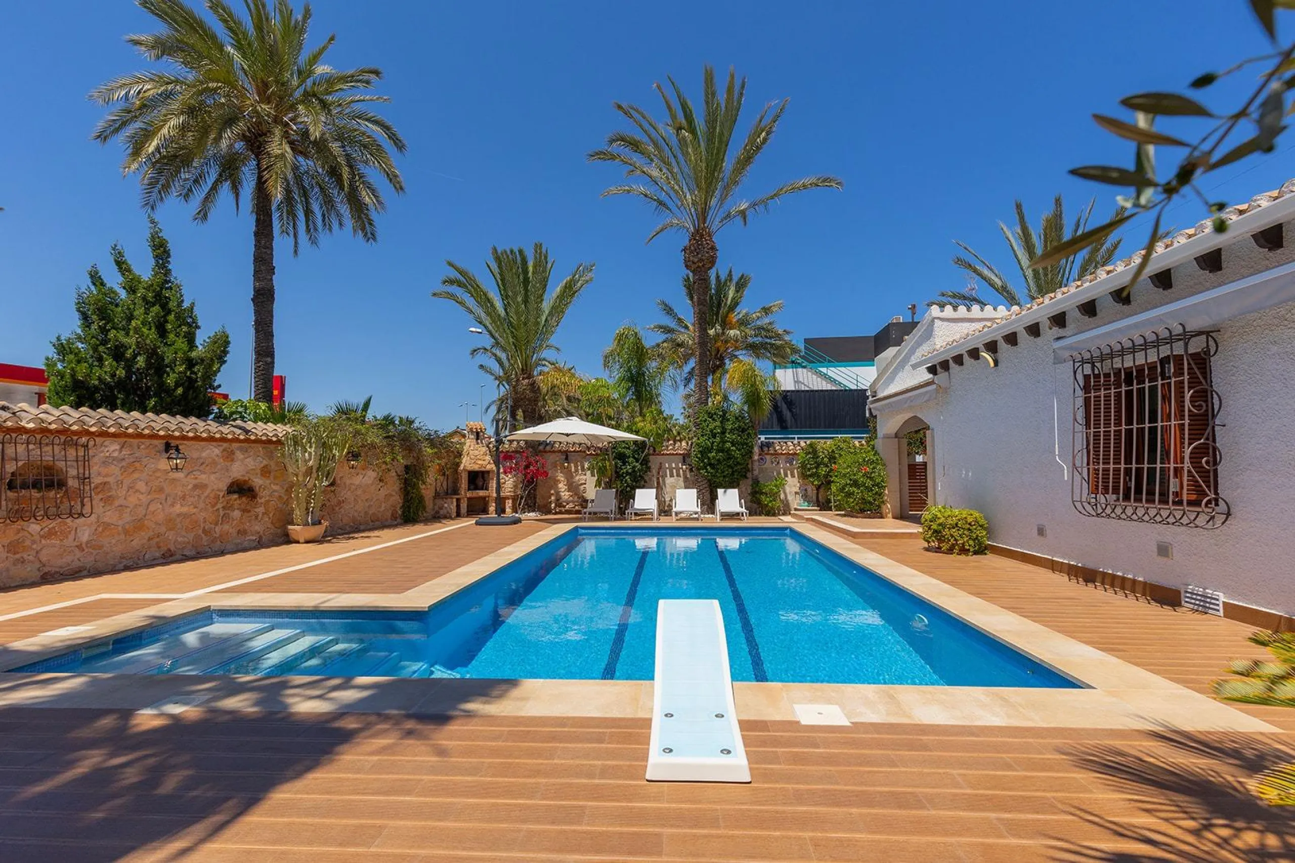 VILLA CON PISCINA PRIVADA EN PUNTA PRIMA CON PARCELA 540 M2. 4 DORM. 2 BAÑOS. 168 M2 DE CASA.