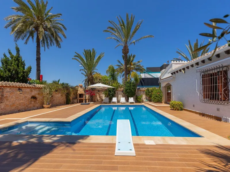 VILLA CON PISCINA PRIVADA EN PUNTA PRIMA CON PARCELA 540 M2. 4 DORM. 2 BAÑOS. 168 M2 DE CASA.