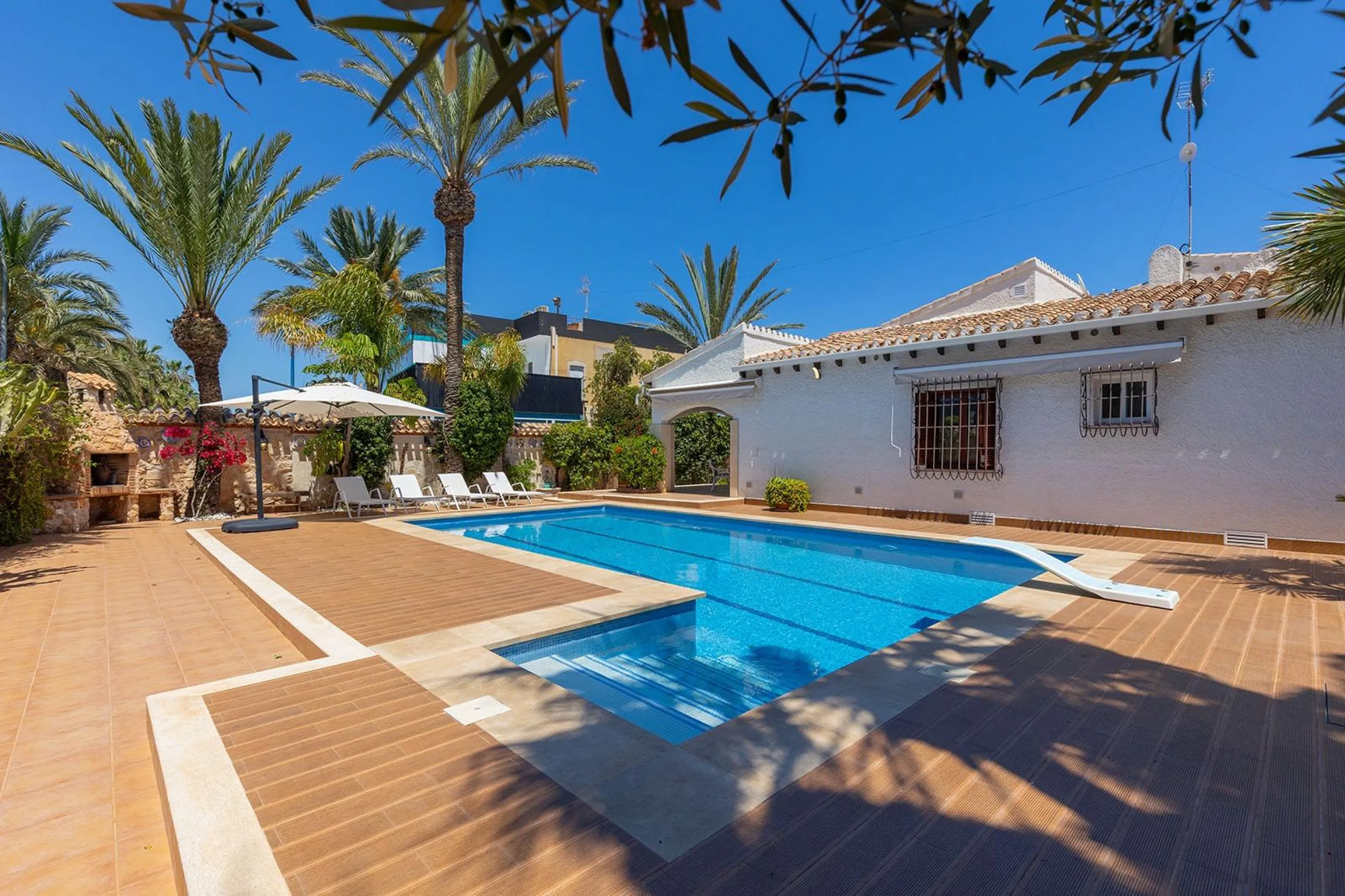VILLA CON PISCINA PRIVADA EN PUNTA PRIMA CON PARCELA 540 M2. 4 DORM. 2 BAÑOS. 168 M2 DE CASA.