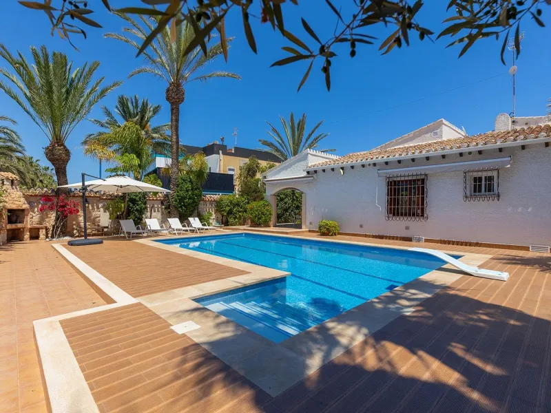 VILLA CON PISCINA PRIVADA EN PUNTA PRIMA CON PARCELA 540 M2. 4 DORM. 2 BAÑOS. 168 M2 DE CASA.