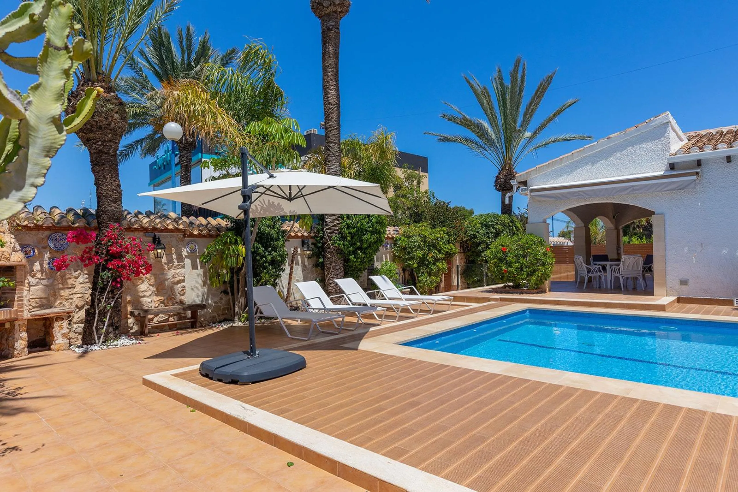 VILLA CON PISCINA PRIVADA EN PUNTA PRIMA CON PARCELA 540 M2. 4 DORM. 2 BAÑOS. 168 M2 DE CASA.