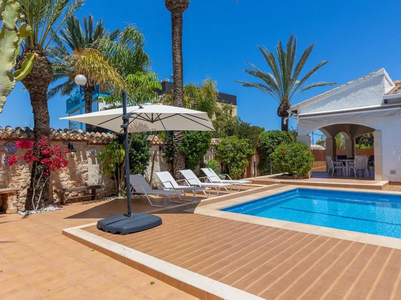 VILLA CON PISCINA PRIVADA EN PUNTA PRIMA CON PARCELA 540 M2. 4 DORM. 2 BAÑOS. 168 M2 DE CASA.