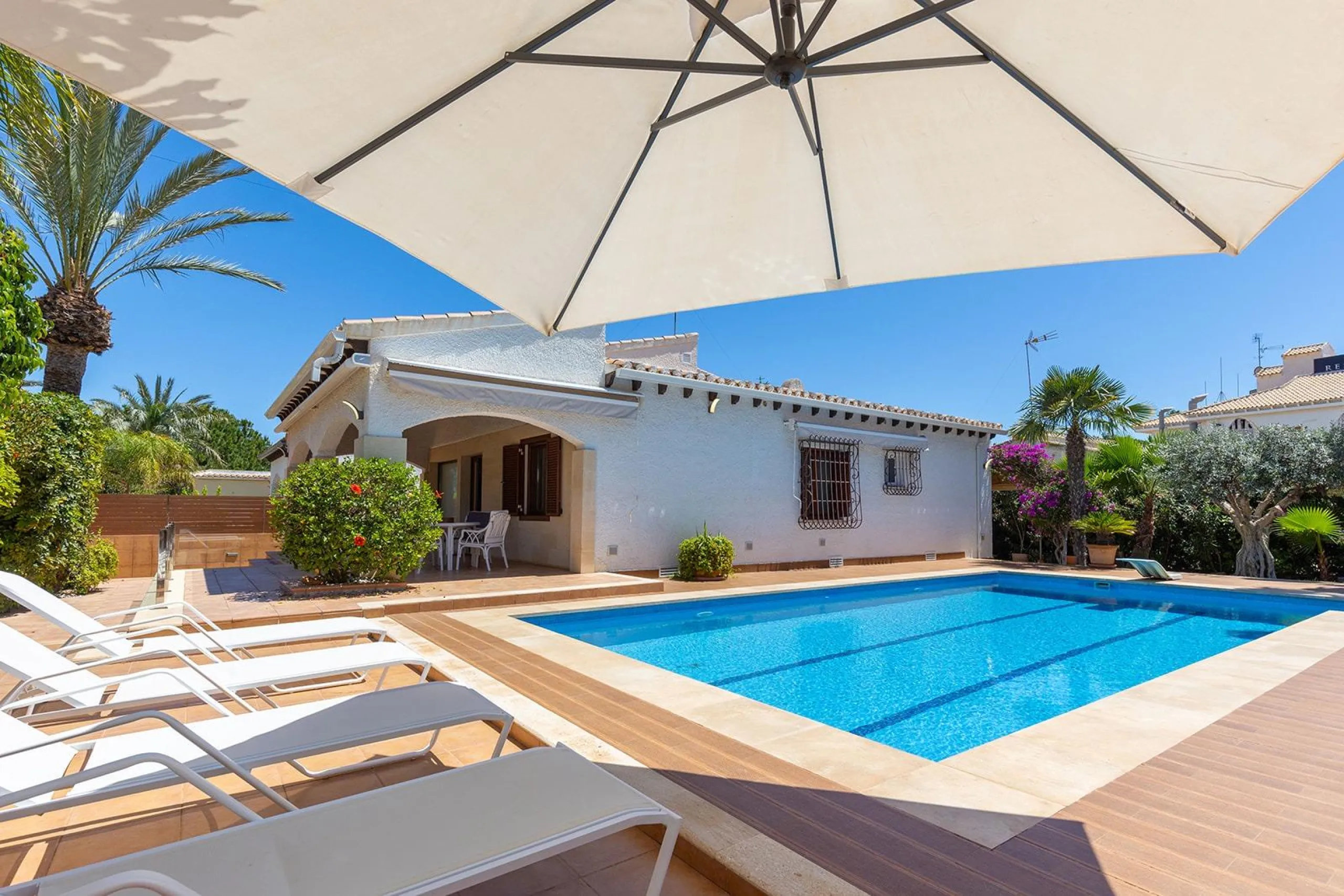 VILLA CON PISCINA PRIVADA EN PUNTA PRIMA CON PARCELA 540 M2. 4 DORM. 2 BAÑOS. 168 M2 DE CASA.