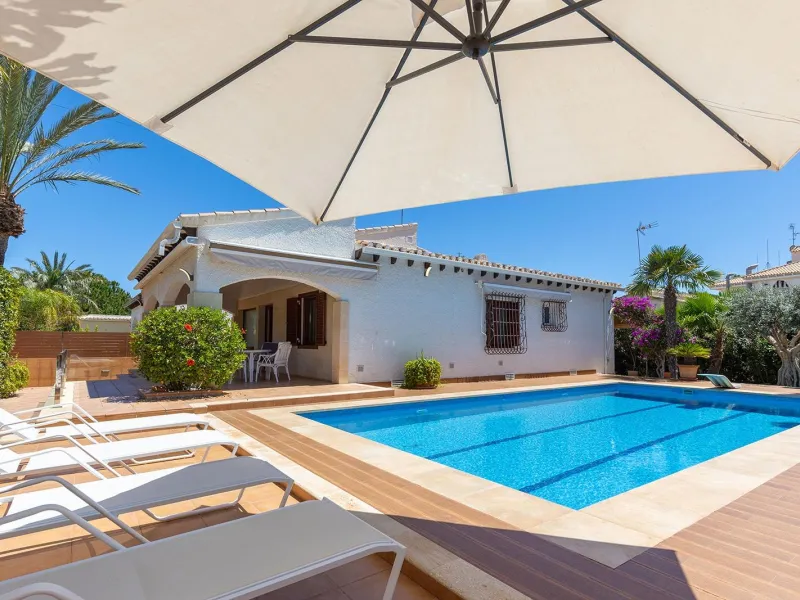 VILLA CON PISCINA PRIVADA EN PUNTA PRIMA CON PARCELA 540 M2. 4 DORM. 2 BAÑOS. 168 M2 DE CASA.