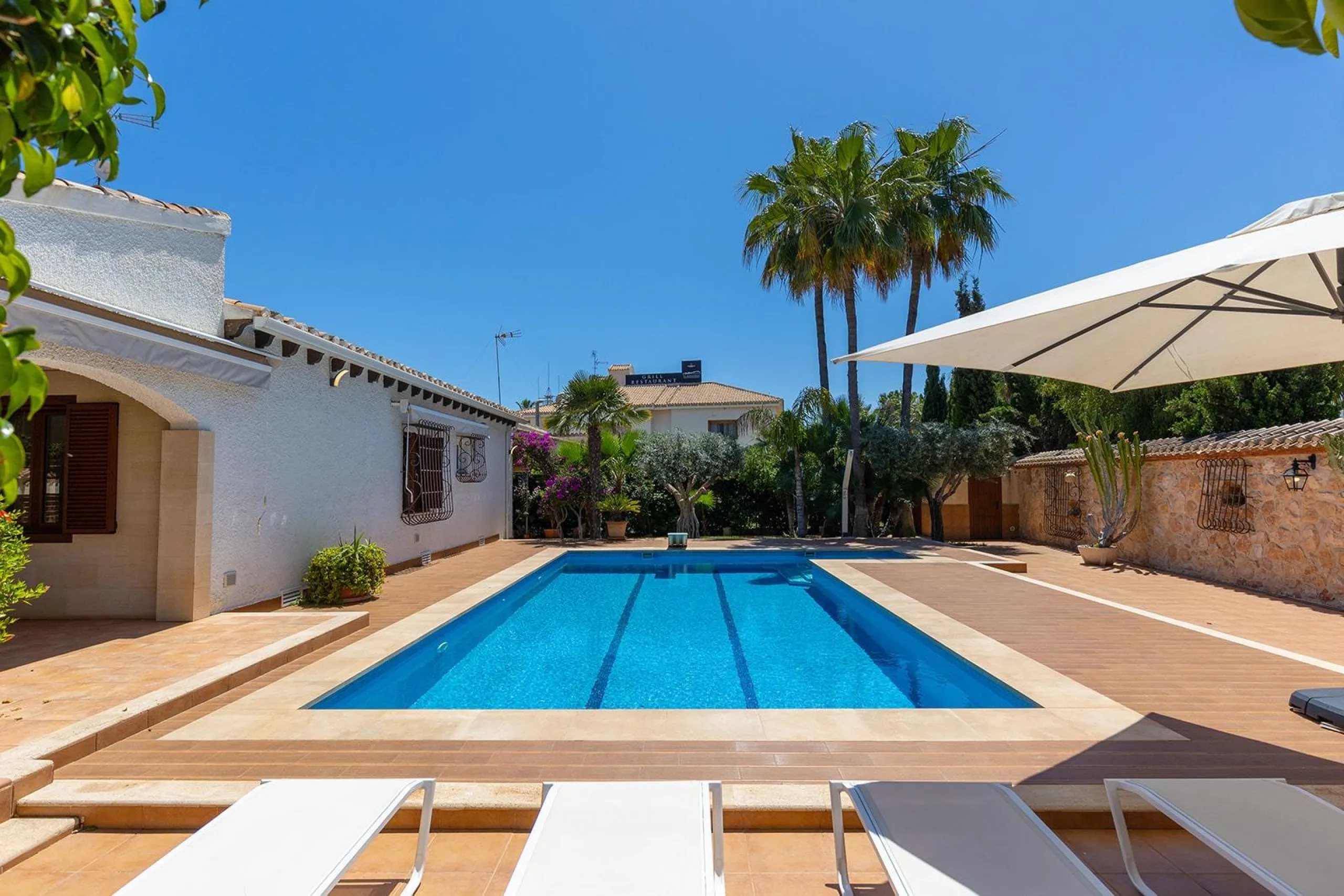VILLA CON PISCINA PRIVADA EN PUNTA PRIMA CON PARCELA 540 M2. 4 DORM. 2 BAÑOS. 168 M2 DE CASA.