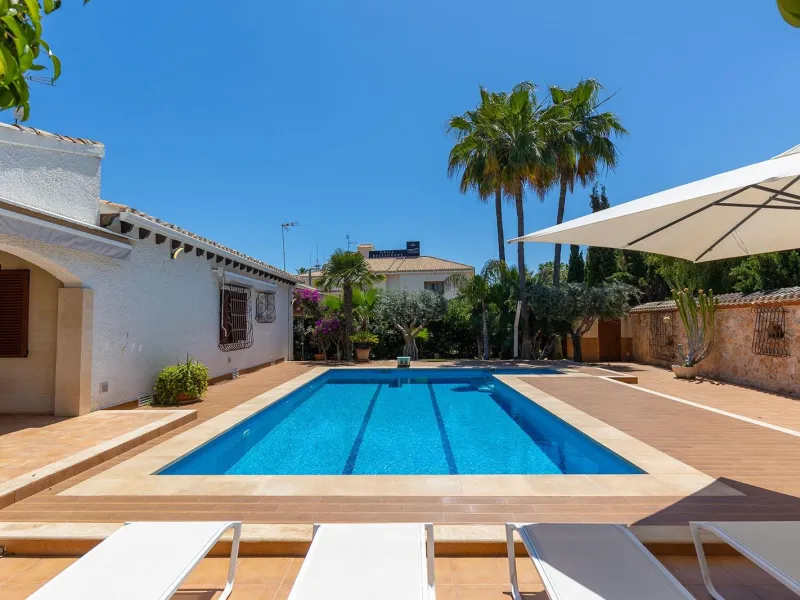 VILLA CON PISCINA PRIVADA EN PUNTA PRIMA CON PARCELA 540 M2. 4 DORM. 2 BAÑOS. 168 M2 DE CASA.