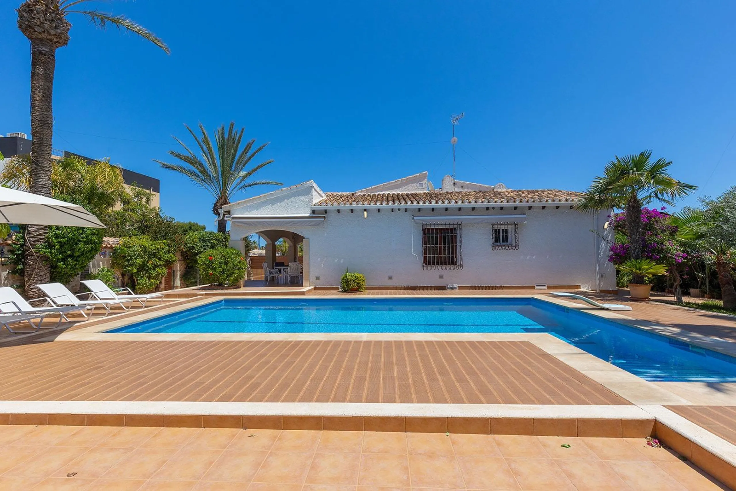 VILLA CON PISCINA PRIVADA EN PUNTA PRIMA CON PARCELA 540 M2. 4 DORM. 2 BAÑOS. 168 M2 DE CASA.