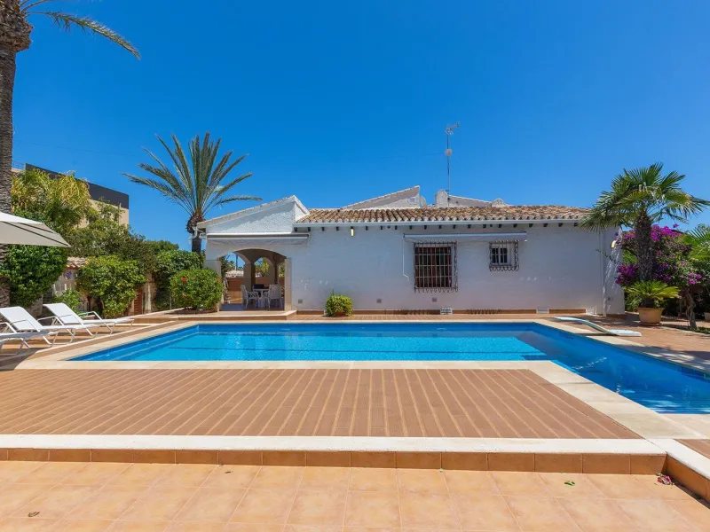 VILLA CON PISCINA PRIVADA EN PUNTA PRIMA CON PARCELA 540 M2. 4 DORM. 2 BAÑOS. 168 M2 DE CASA.