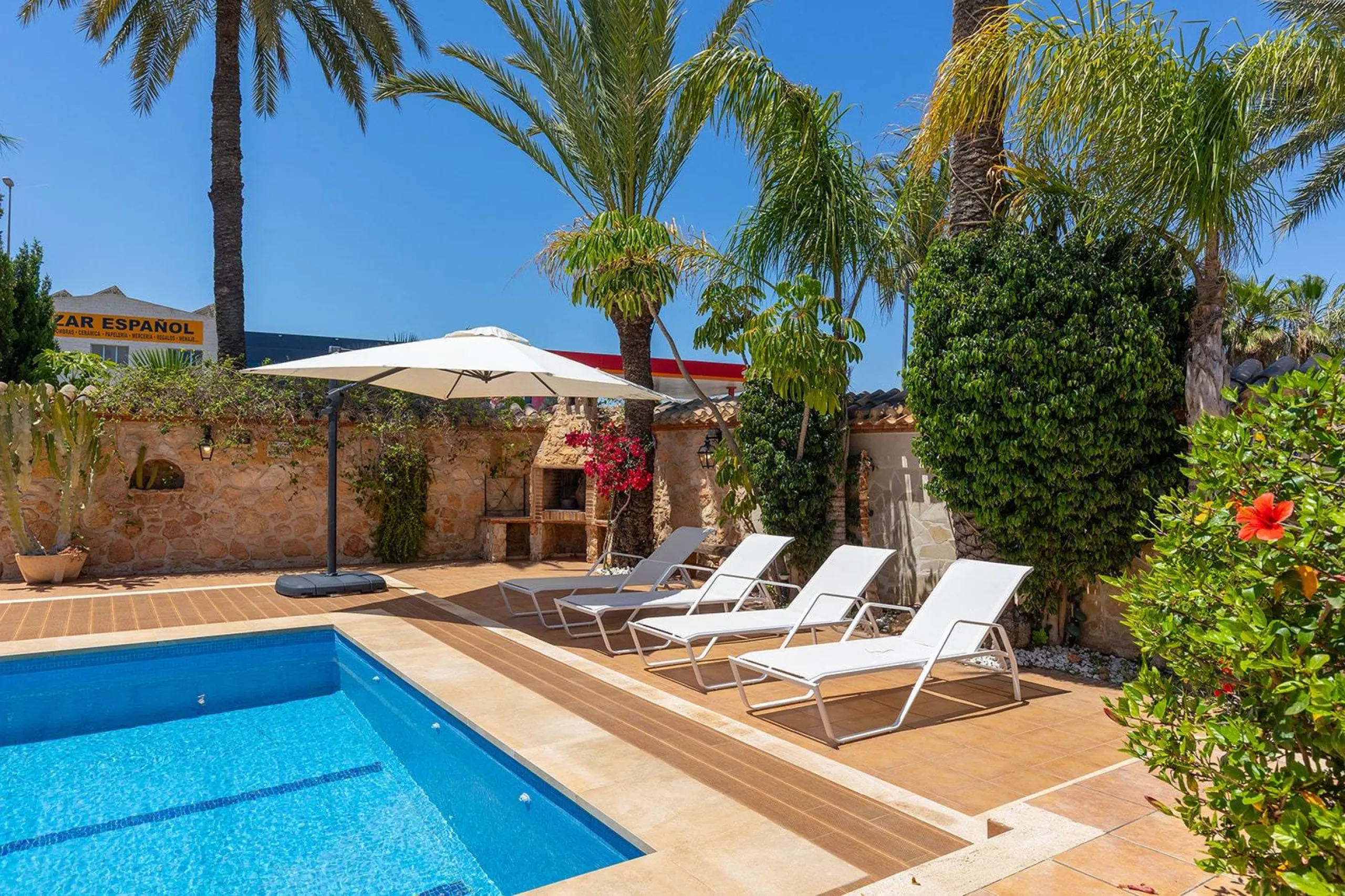 VILLA CON PISCINA PRIVADA EN PUNTA PRIMA CON PARCELA 540 M2. 4 DORM. 2 BAÑOS. 168 M2 DE CASA.