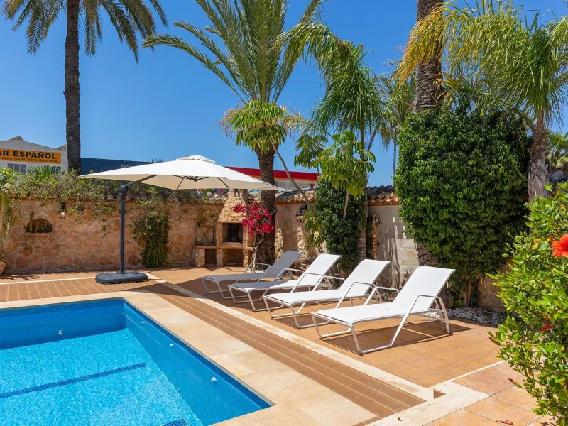 VILLA CON PISCINA PRIVADA EN PUNTA PRIMA CON PARCELA 540 M2. 4 DORM. 2 BAÑOS. 168 M2 DE CASA.