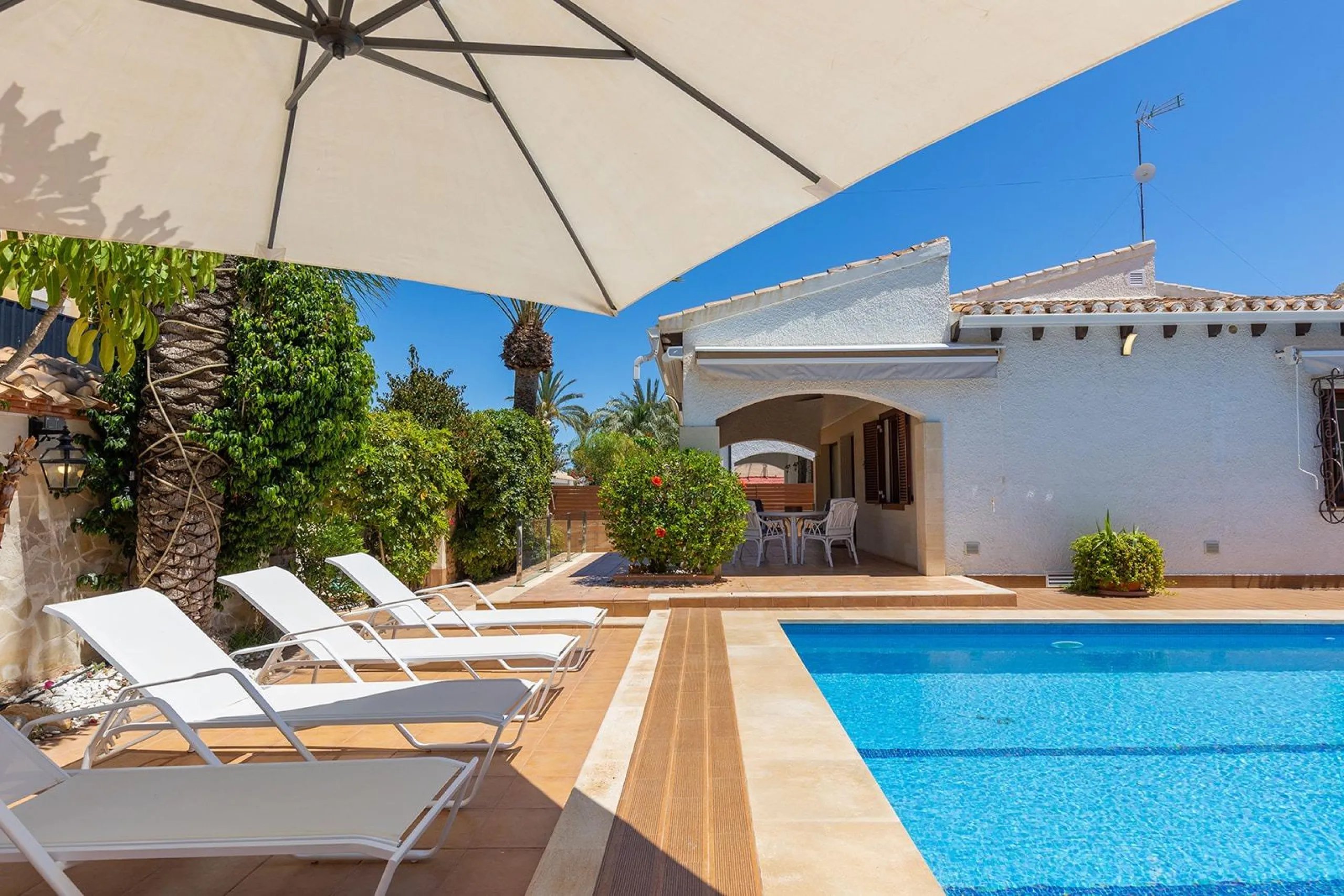 VILLA CON PISCINA PRIVADA EN PUNTA PRIMA CON PARCELA 540 M2. 4 DORM. 2 BAÑOS. 168 M2 DE CASA.