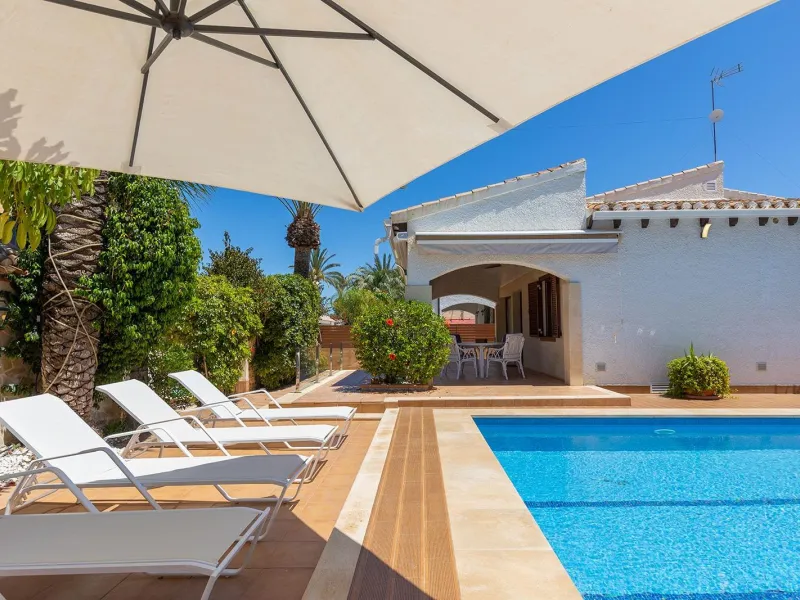 VILLA CON PISCINA PRIVADA EN PUNTA PRIMA CON PARCELA 540 M2. 4 DORM. 2 BAÑOS. 168 M2 DE CASA.