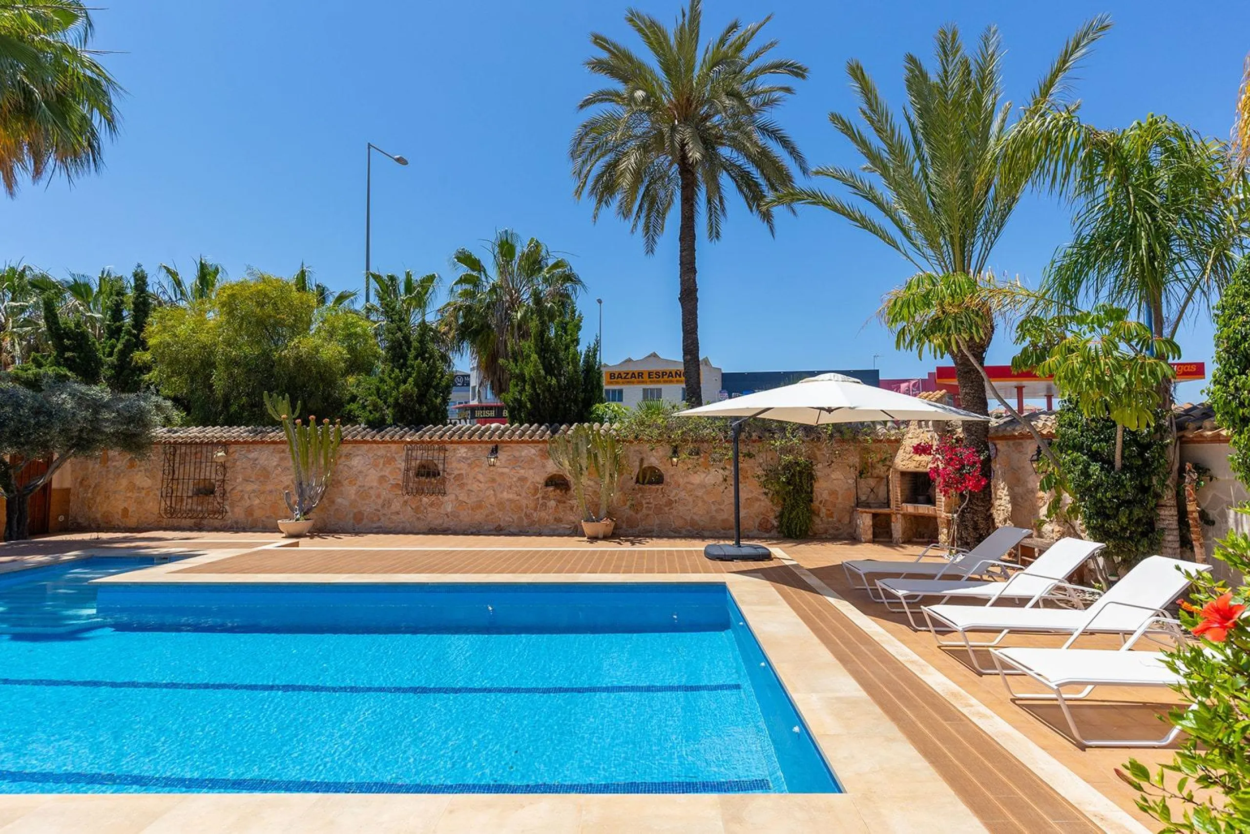 VILLA CON PISCINA PRIVADA EN PUNTA PRIMA CON PARCELA 540 M2. 4 DORM. 2 BAÑOS. 168 M2 DE CASA.