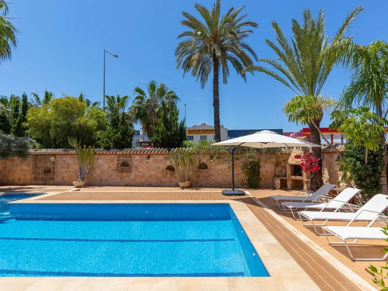 VILLA CON PISCINA PRIVADA EN PUNTA PRIMA CON PARCELA 540 M2. 4 DORM. 2 BAÑOS. 168 M2 DE CASA.