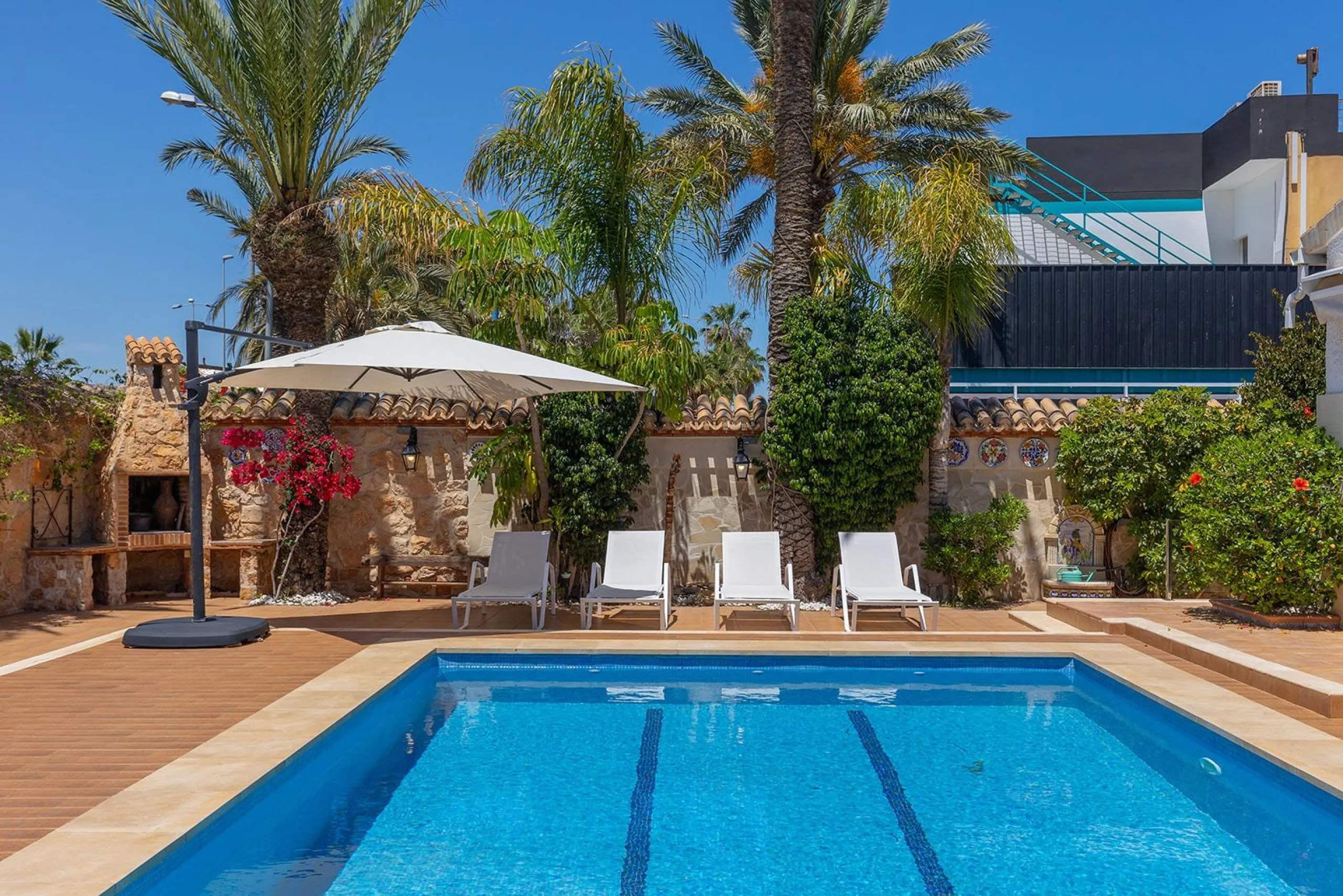 VILLA CON PISCINA PRIVADA EN PUNTA PRIMA CON PARCELA 540 M2. 4 DORM. 2 BAÑOS. 168 M2 DE CASA.