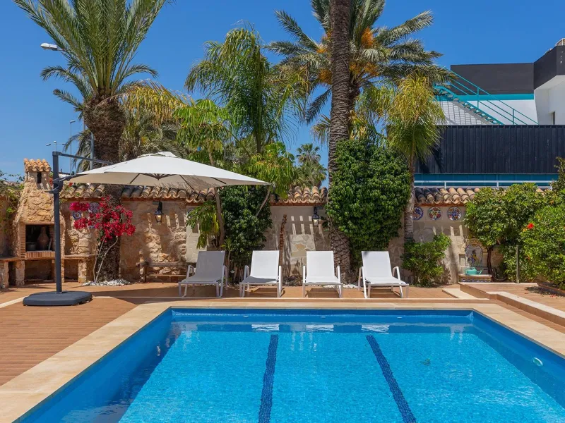 VILLA CON PISCINA PRIVADA EN PUNTA PRIMA CON PARCELA 540 M2. 4 DORM. 2 BAÑOS. 168 M2 DE CASA.
