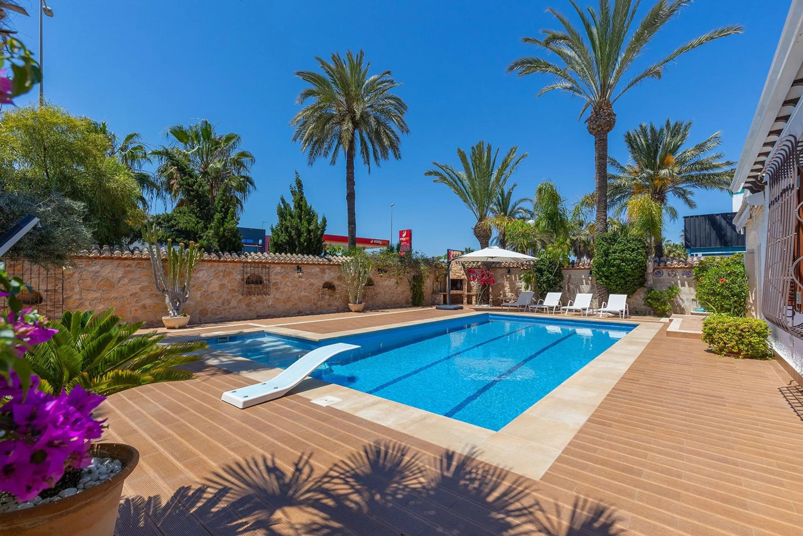 VILLA CON PISCINA PRIVADA EN PUNTA PRIMA CON PARCELA 540 M2. 4 DORM. 2 BAÑOS. 168 M2 DE CASA.