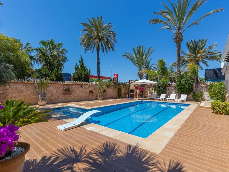 VILLA CON PISCINA PRIVADA EN PUNTA PRIMA CON PARCELA 540 M2. 4 DORM. 2 BAÑOS. 168 M2 DE CASA.