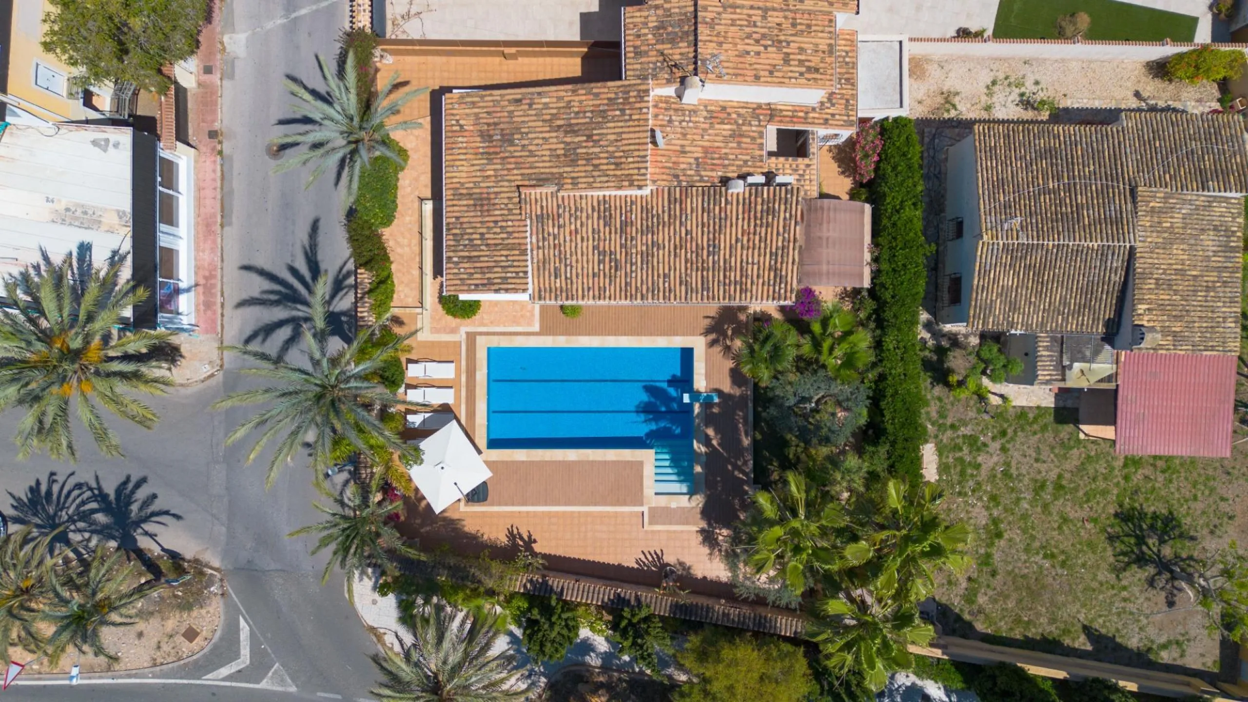 VILLA CON PISCINA PRIVADA EN PUNTA PRIMA CON PARCELA 540 M2. 4 DORM. 2 BAÑOS. 168 M2 DE CASA.