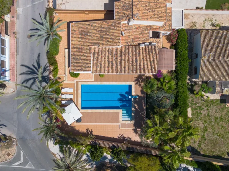 VILLA CON PISCINA PRIVADA EN PUNTA PRIMA CON PARCELA 540 M2. 4 DORM. 2 BAÑOS. 168 M2 DE CASA.