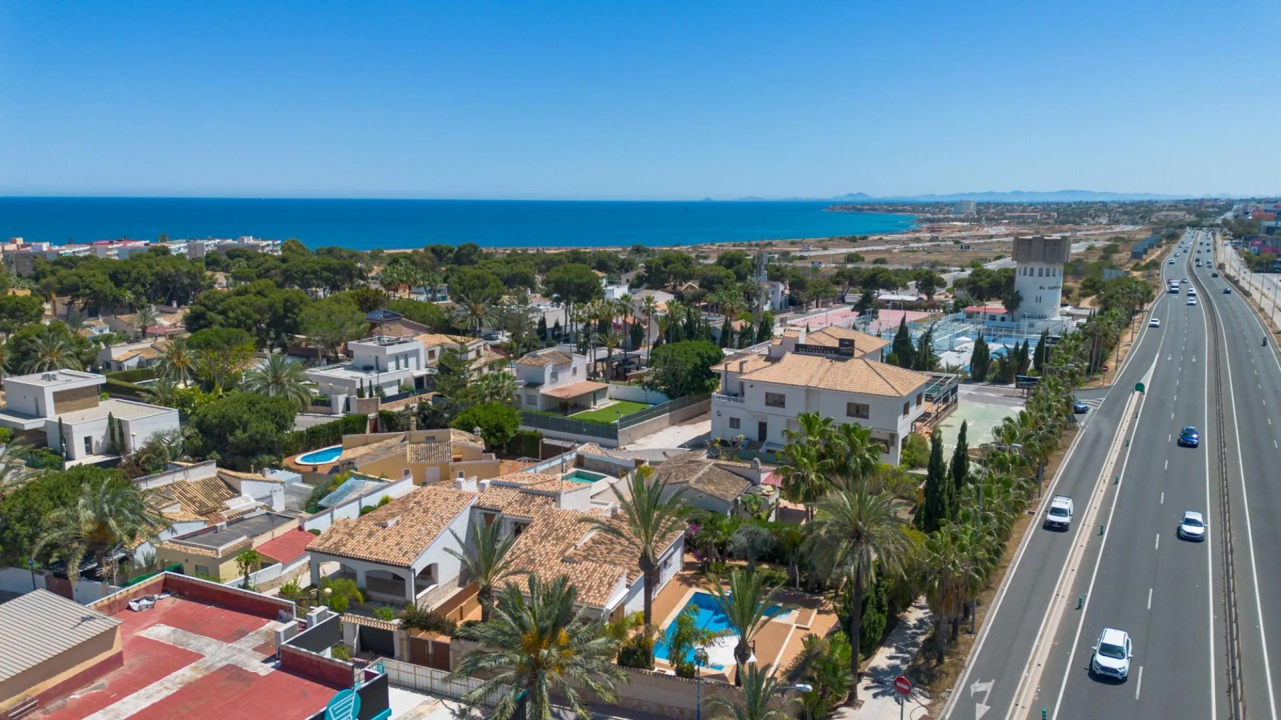 VILLA CON PISCINA PRIVADA EN PUNTA PRIMA CON PARCELA 540 M2. 4 DORM. 2 BAÑOS. 168 M2 DE CASA.