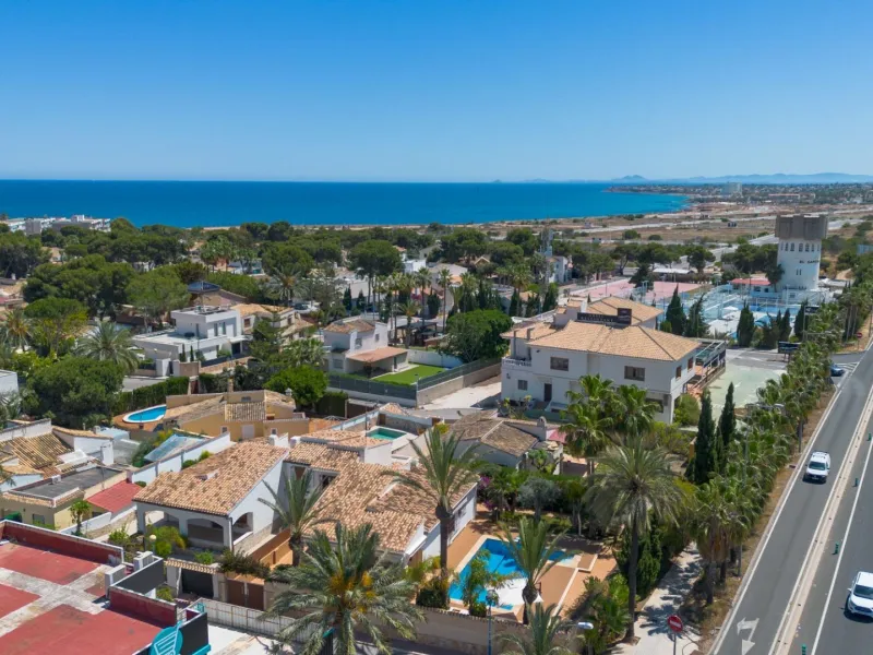 VILLA CON PISCINA PRIVADA EN PUNTA PRIMA CON PARCELA 540 M2. 4 DORM. 2 BAÑOS. 168 M2 DE CASA.
