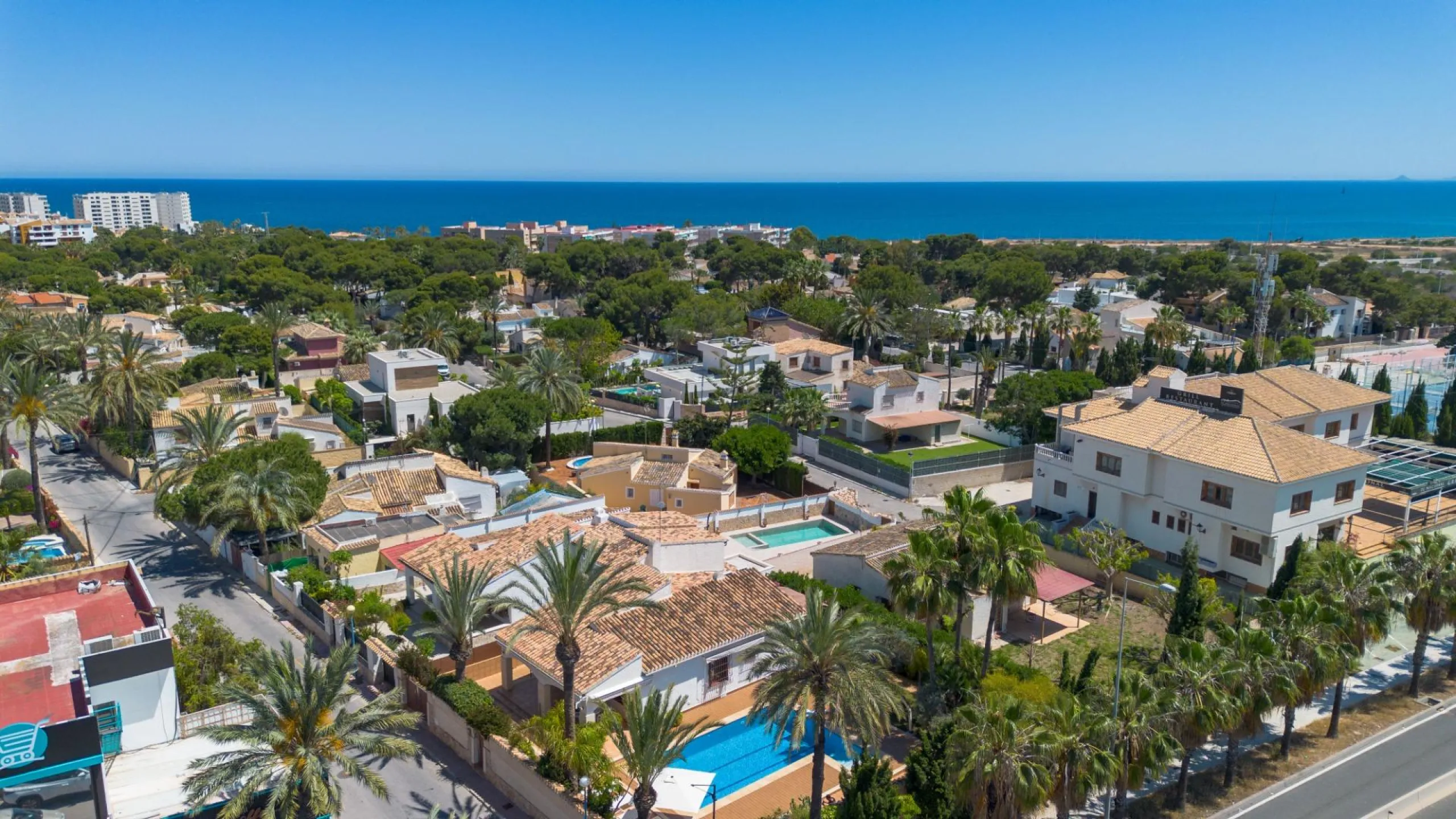 VILLA CON PISCINA PRIVADA EN PUNTA PRIMA CON PARCELA 540 M2. 4 DORM. 2 BAÑOS. 168 M2 DE CASA.