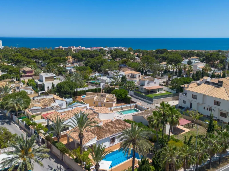 VILLA CON PISCINA PRIVADA EN PUNTA PRIMA CON PARCELA 540 M2. 4 DORM. 2 BAÑOS. 168 M2 DE CASA.